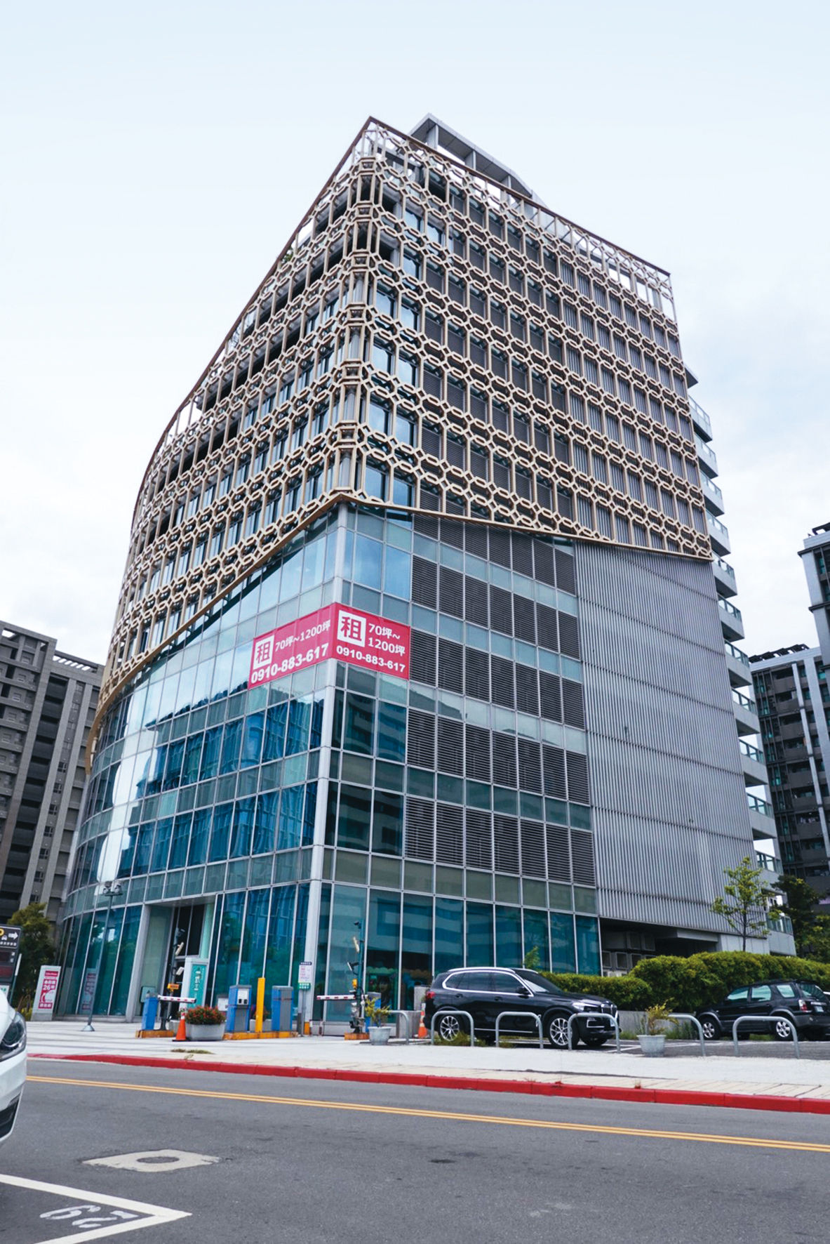 「橙想娛樂經紀股份有限公司」位在台北內湖,是熊熊現在經常出入辦公的地方,張承中是董事長,她自己當監察人。