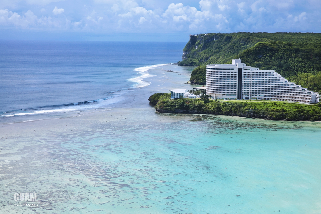 關島觀光局目前已有超過100間商家獲得「世界觀光旅遊委員會（WTTC）安全旅遊戳記認證」。（關島觀光局提供）