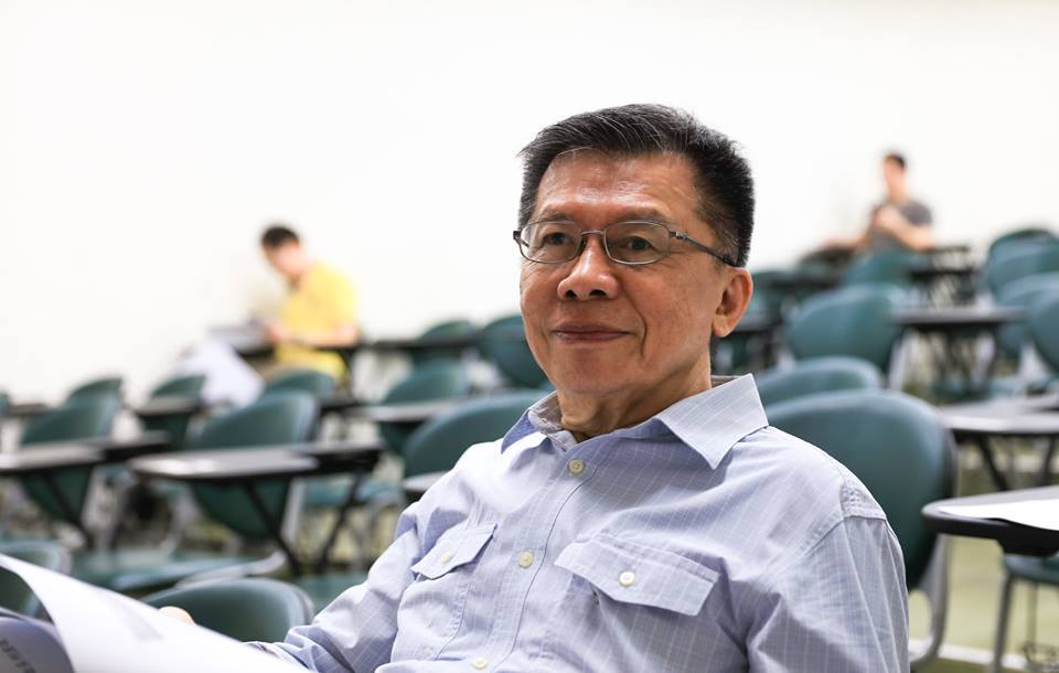 沈富雄列出4點各方態度，認為要解除三級警戒，「恐怕還得等1至2個月…」。（翻攝自沈富雄臉書）