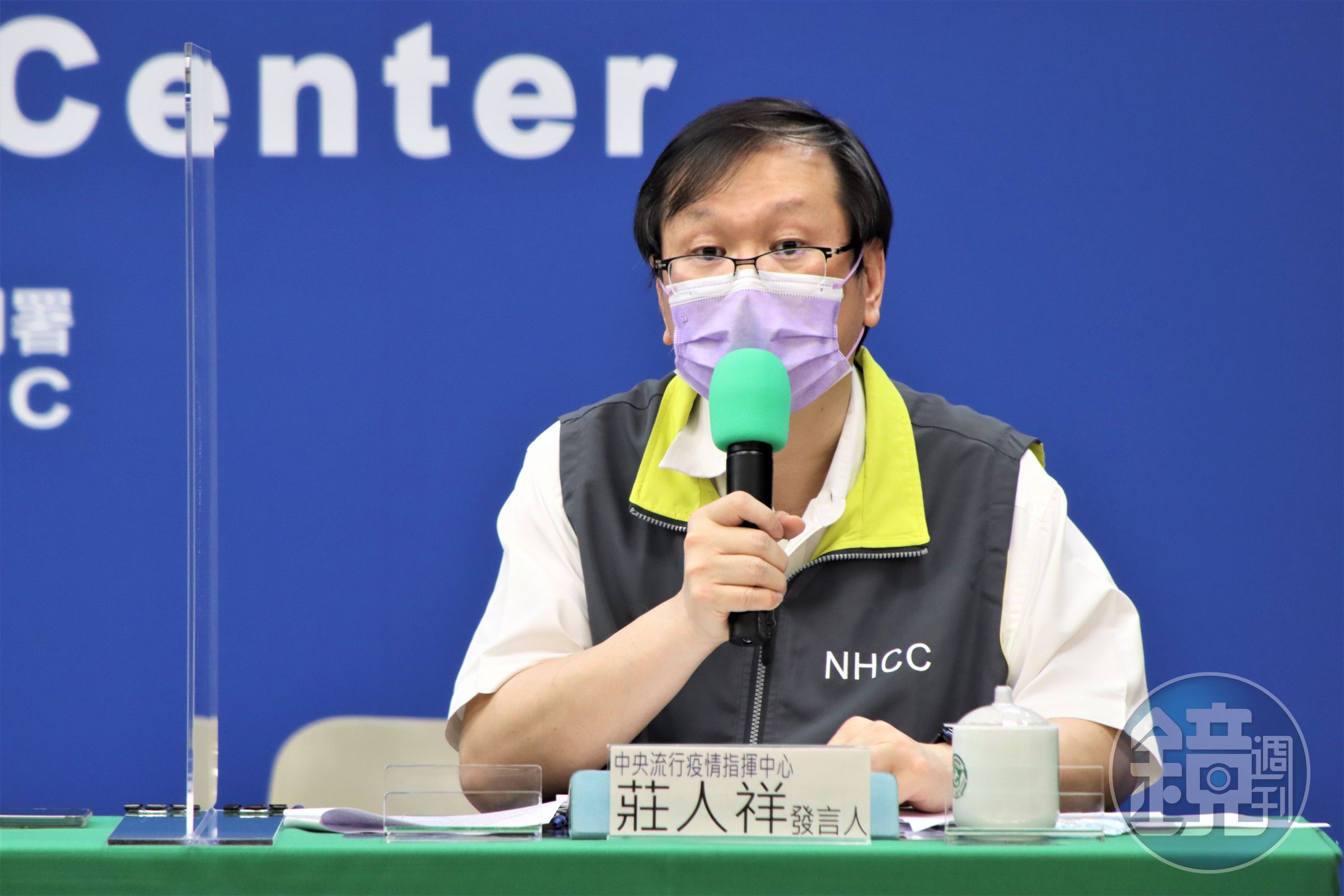 指揮中心發言人莊人祥說明接種疫苗後死亡個案的解剖狀況。（指揮中心提供）