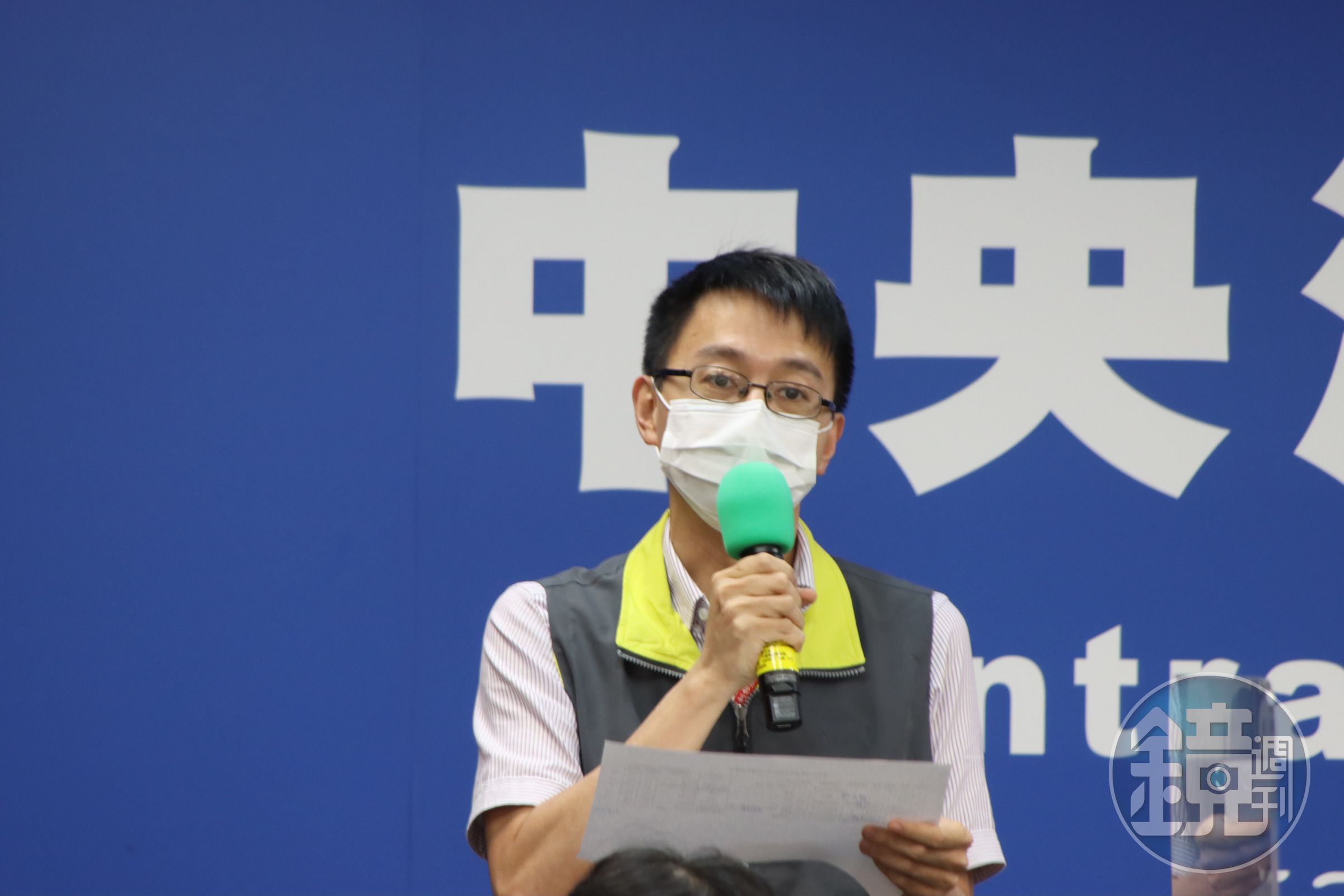指揮中心醫療應變組副組長羅一鈞說明今日死亡個案狀況。（指揮中心提供）