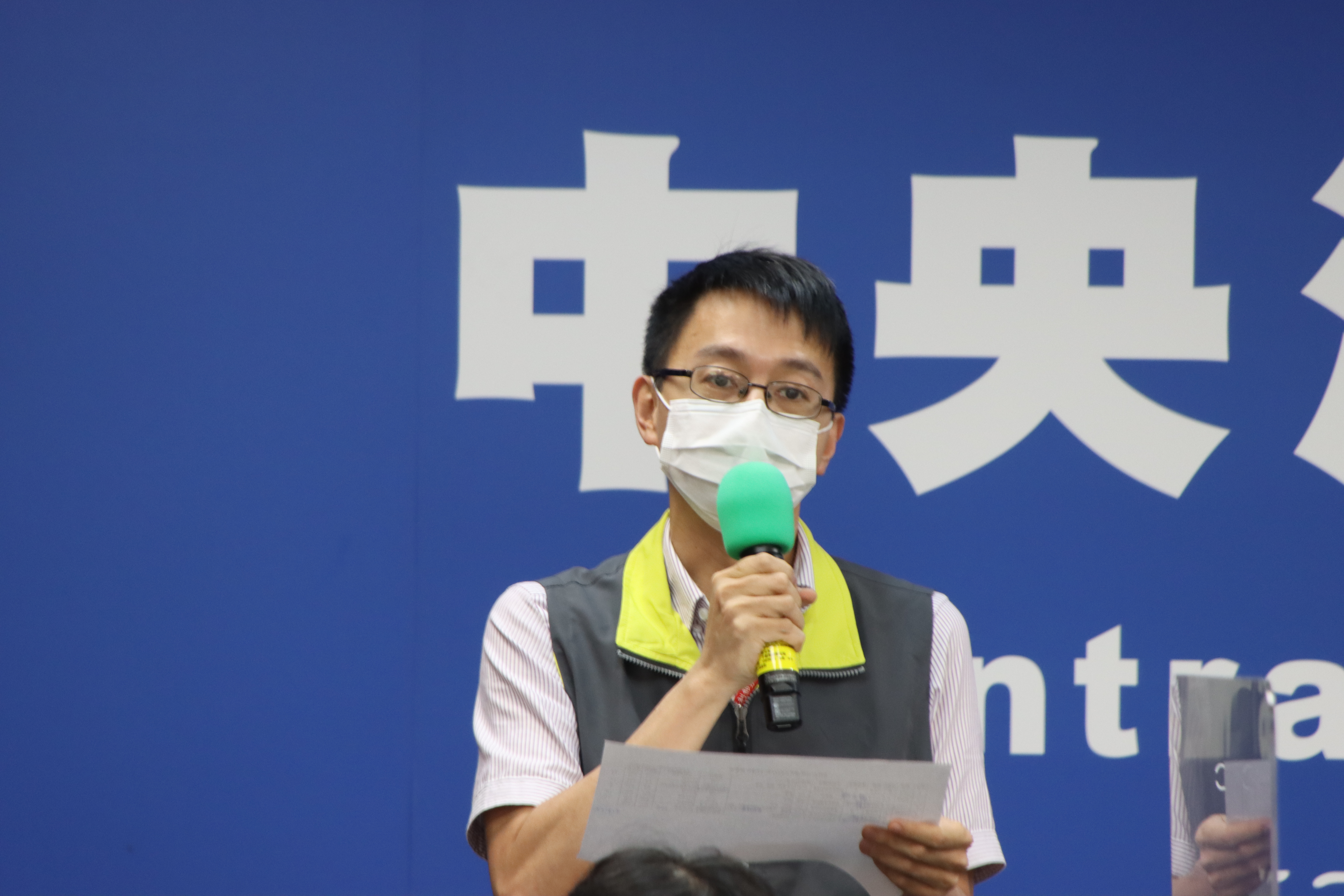 指揮中心醫療應變組副組長羅一鈞說明今日死亡個案狀況。（指揮中心提供）