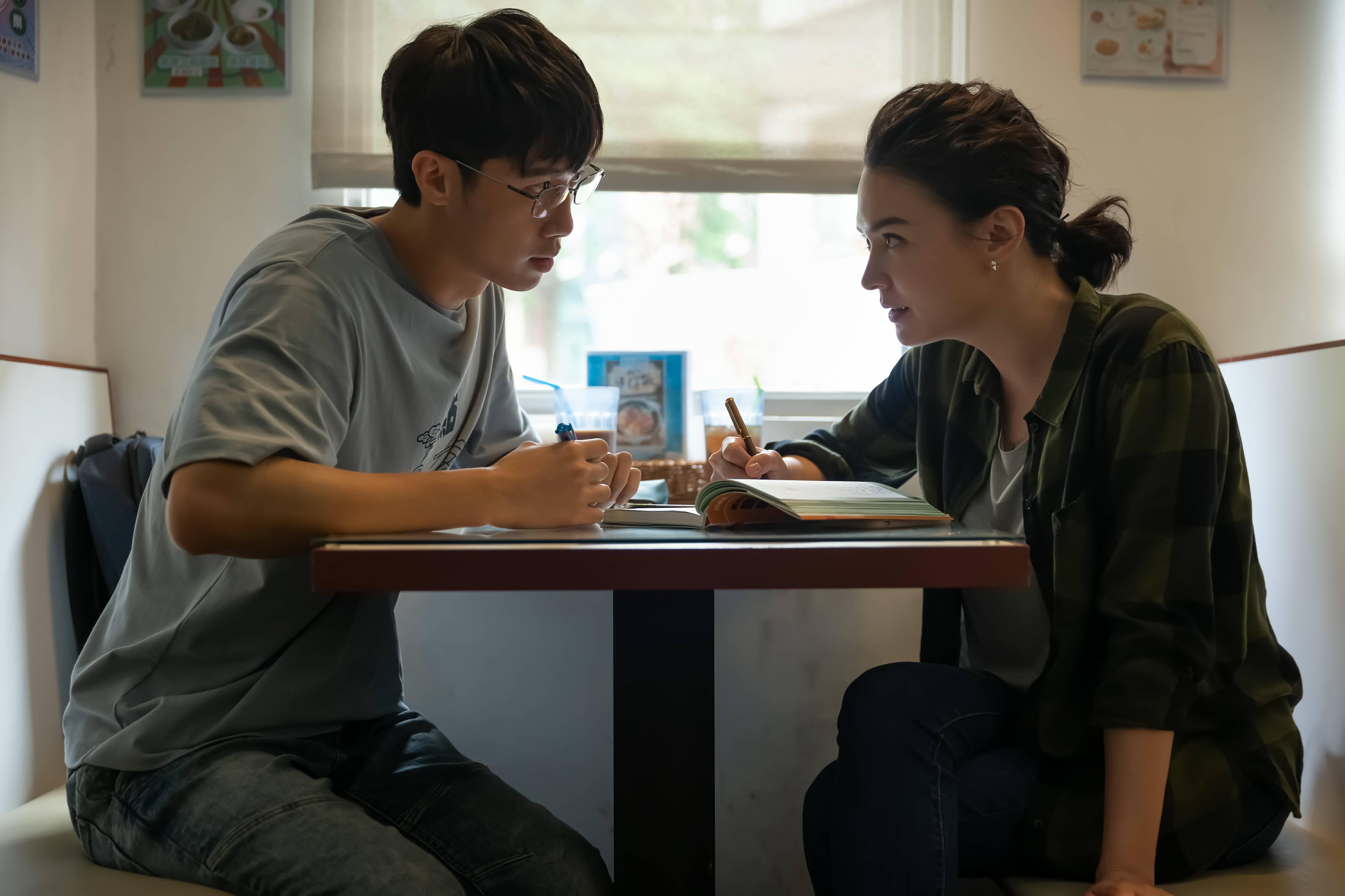 邱士縉在《第三部局 塵沙惑》中和張榕容合作。（catchplay提供）