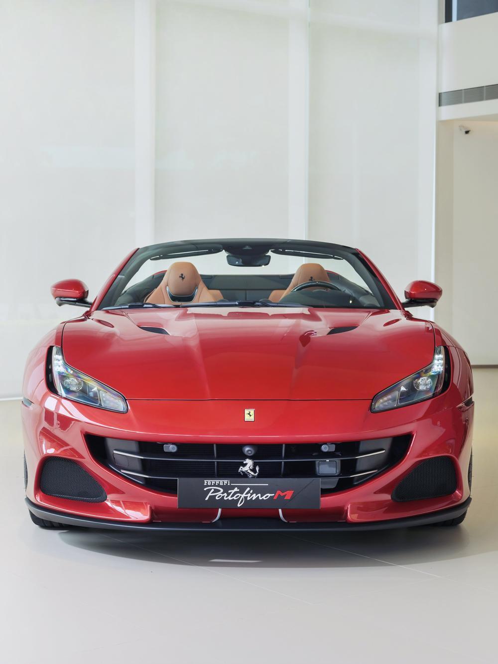 Portofino M的前保險桿採用環繞式設計，其銳利且立體的進氣口，賦予車頭俐落淩厲的造型。