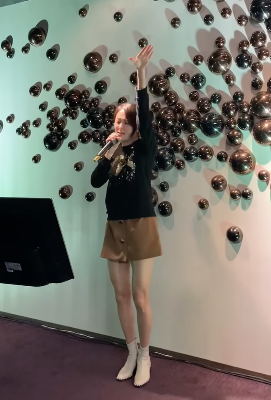 影片中賈永婕唱得盡興，打扮被網友讚像美少女戰士。（翻攝賈永婕臉書）