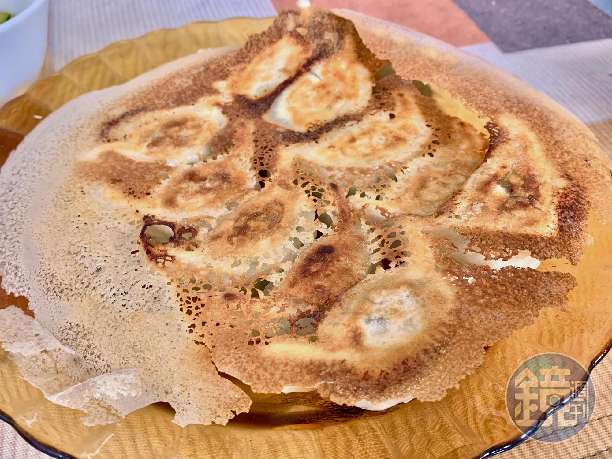 只需水煮就能輕鬆上桌的水餃,改用煎餃的做法能增添香氣,還能讓防疫生活多點變化。