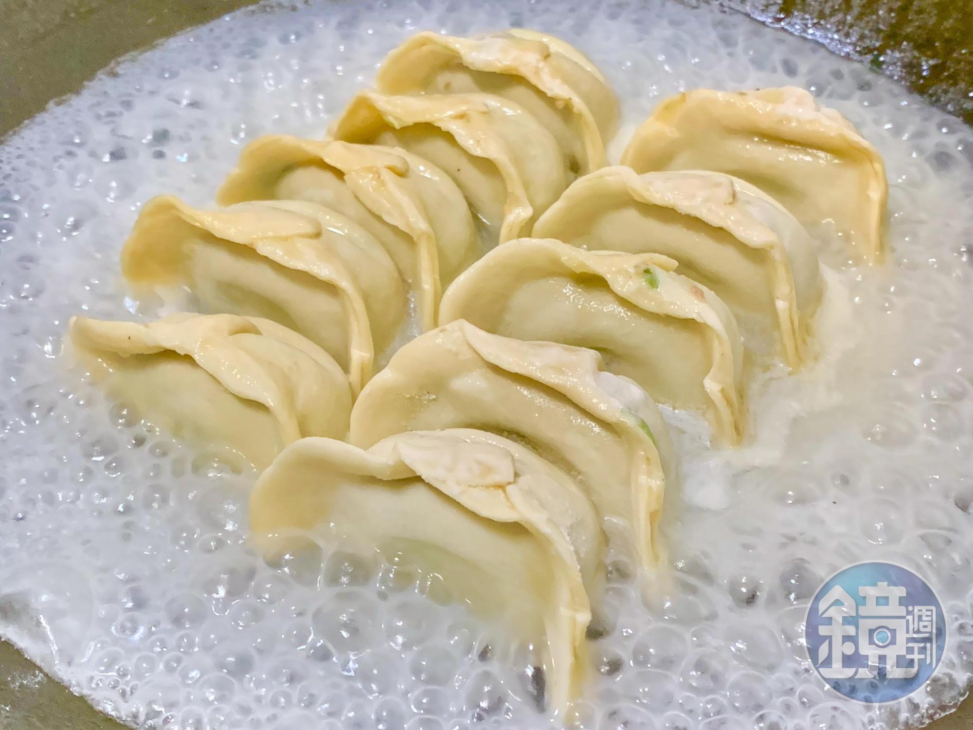 起鍋的冰花要焦脆,一定要讓液態的麵粉水,完全收乾變成固態狀,並呈現焦黃色澤。