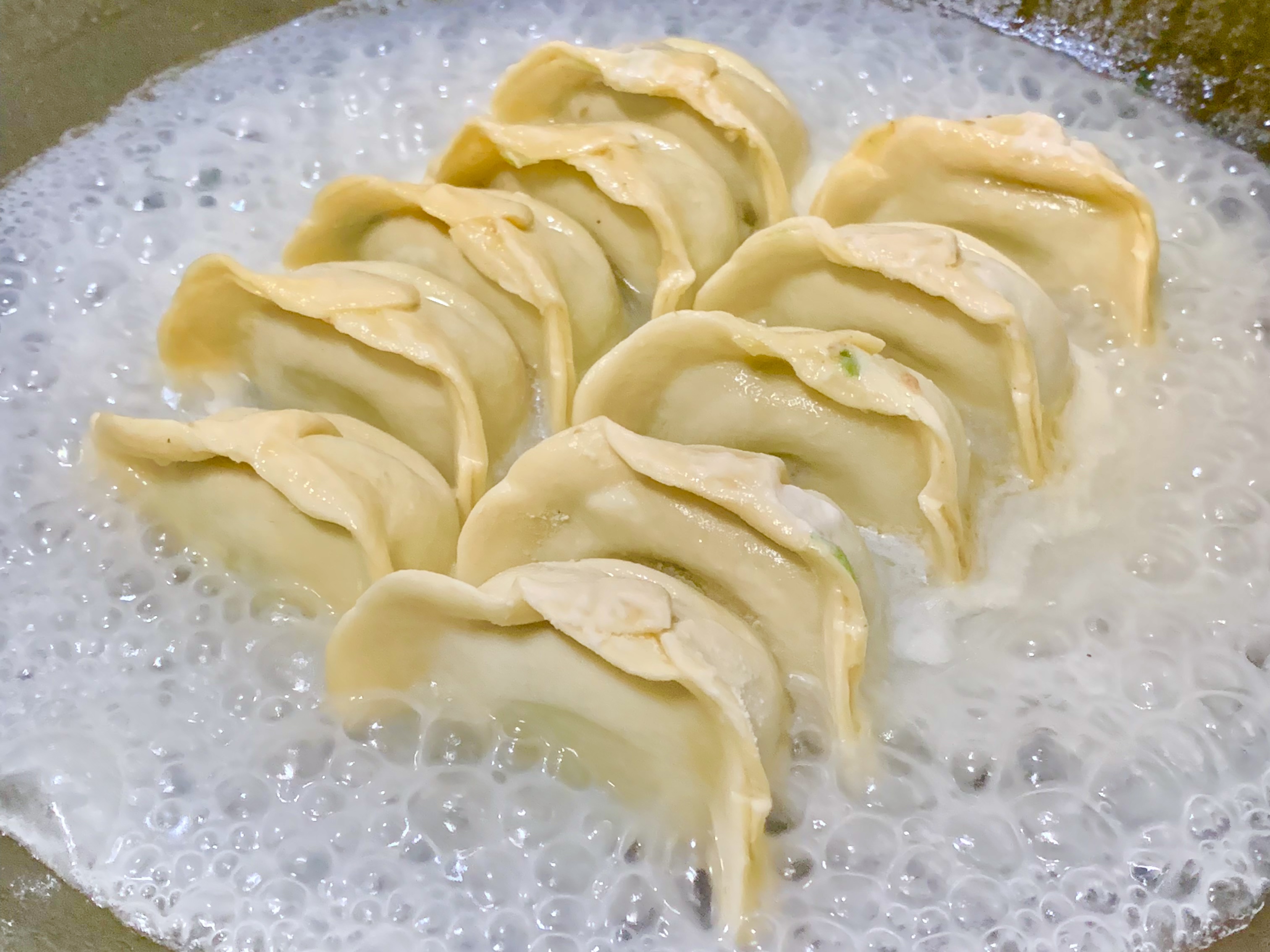 起鍋的冰花要焦脆，一定要讓液態的麵粉水，完全收乾變成固態狀，並呈現焦黃色澤。