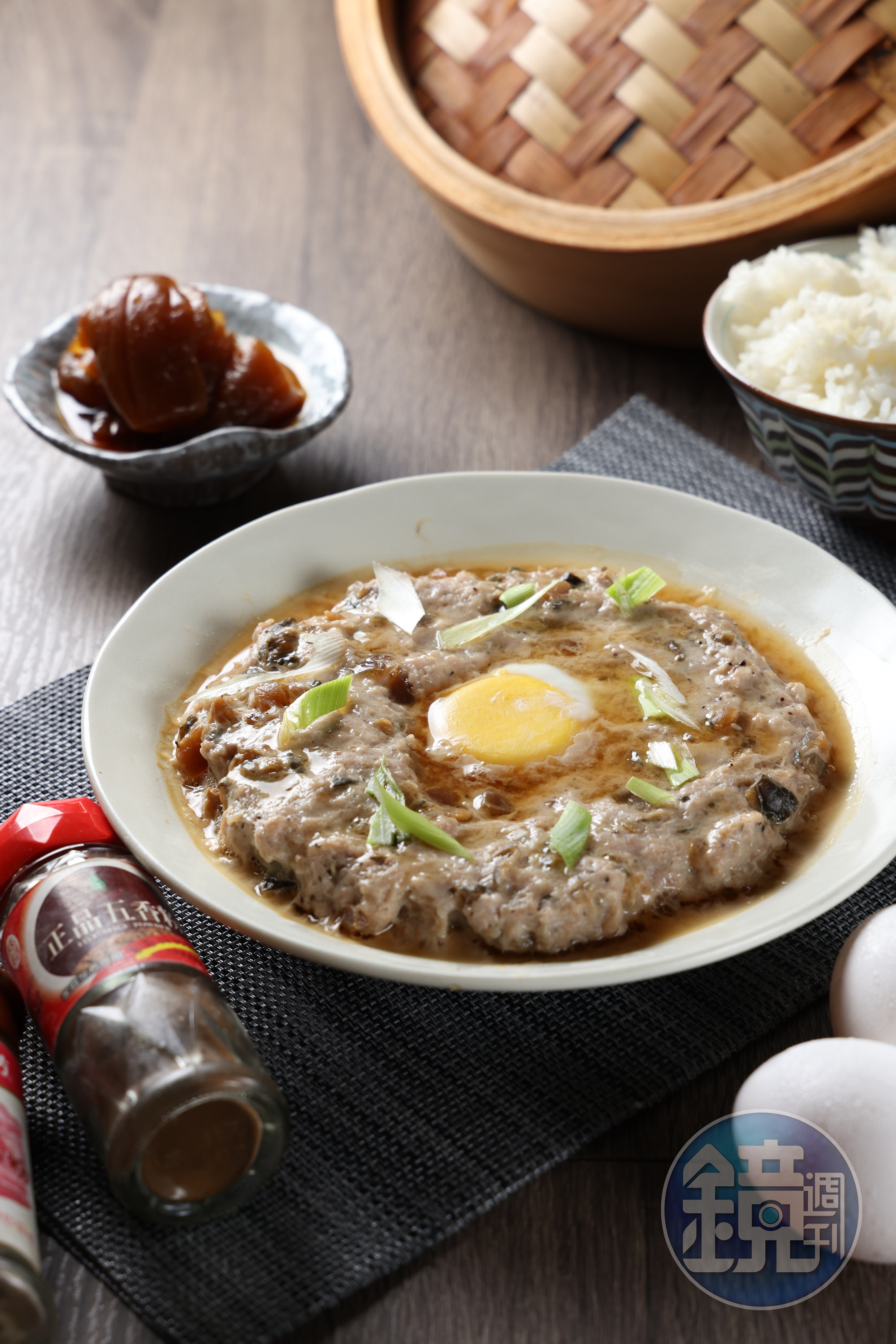 「醬瓜蒸肉餅」醬汁沁入絞肉中，鹹甘下飯。