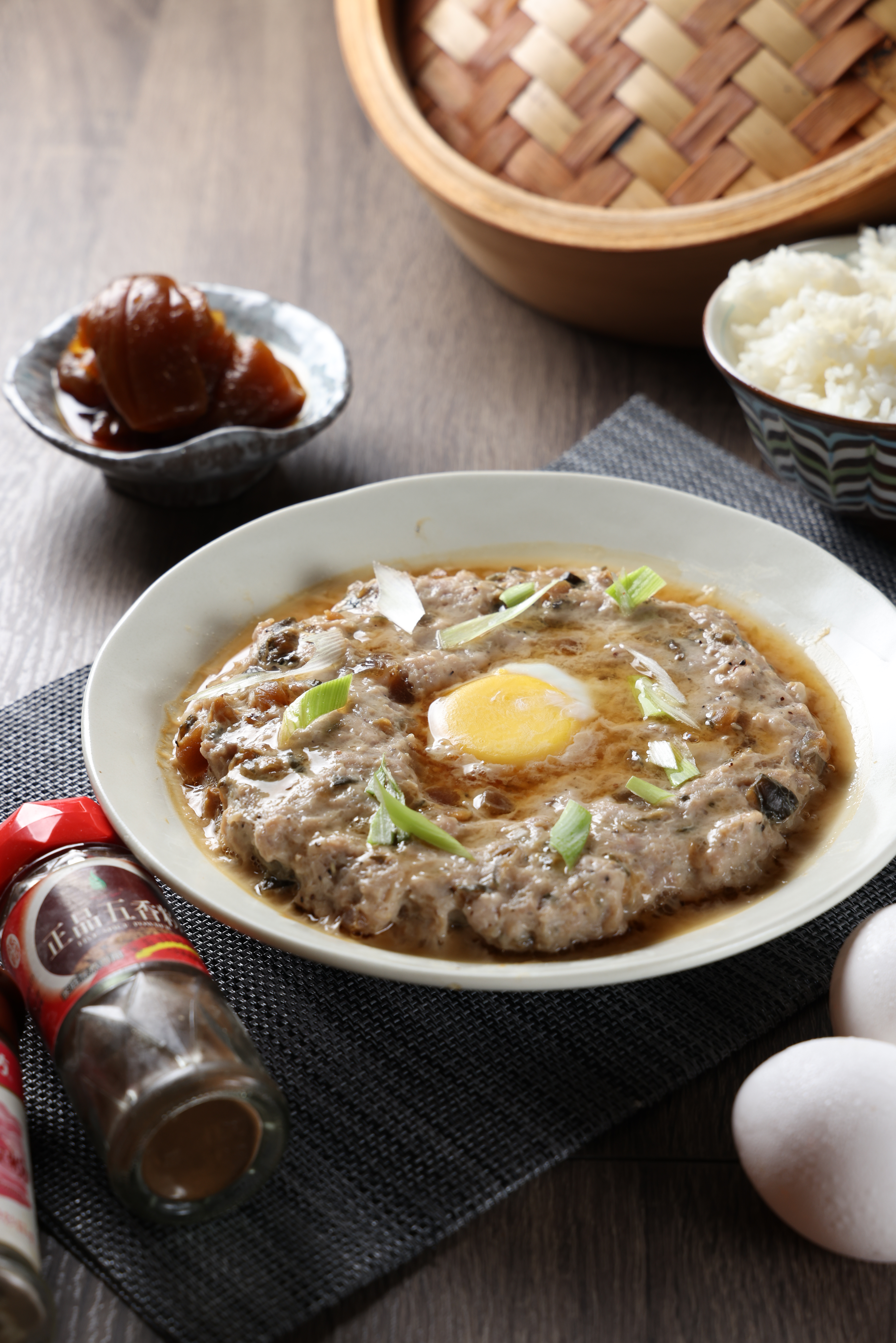「醬瓜蒸肉餅」醬汁沁入絞肉中，鹹甘下飯。
