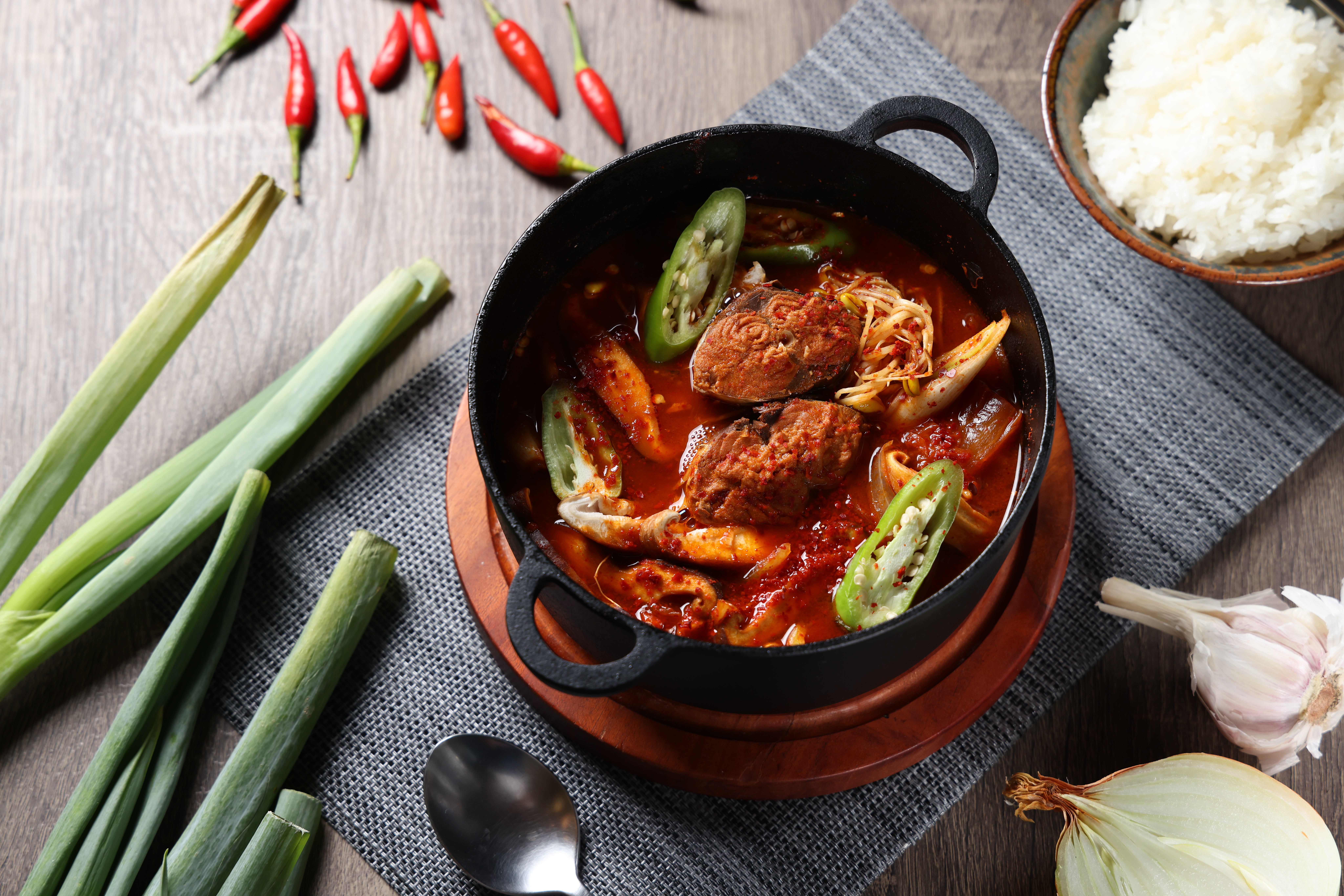 「韓式辣魚湯」中的辣味和泡菜酸味，讓湯頭喝起來鮮而不腥，相當下飯。