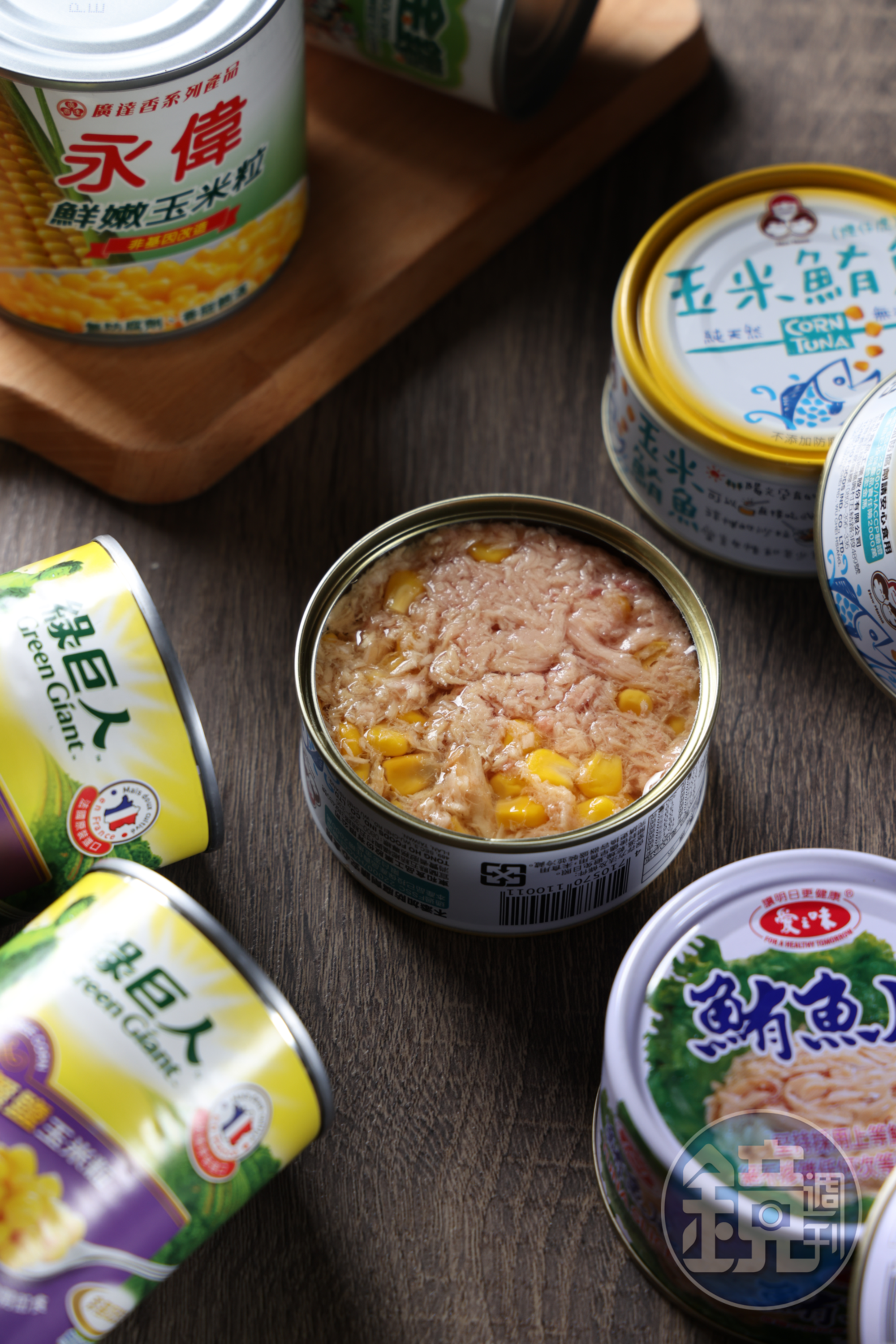市售的鮪魚和玉米罐頭營養豐富，甚至還有直接結合兩者的產品，用起來非常方便。