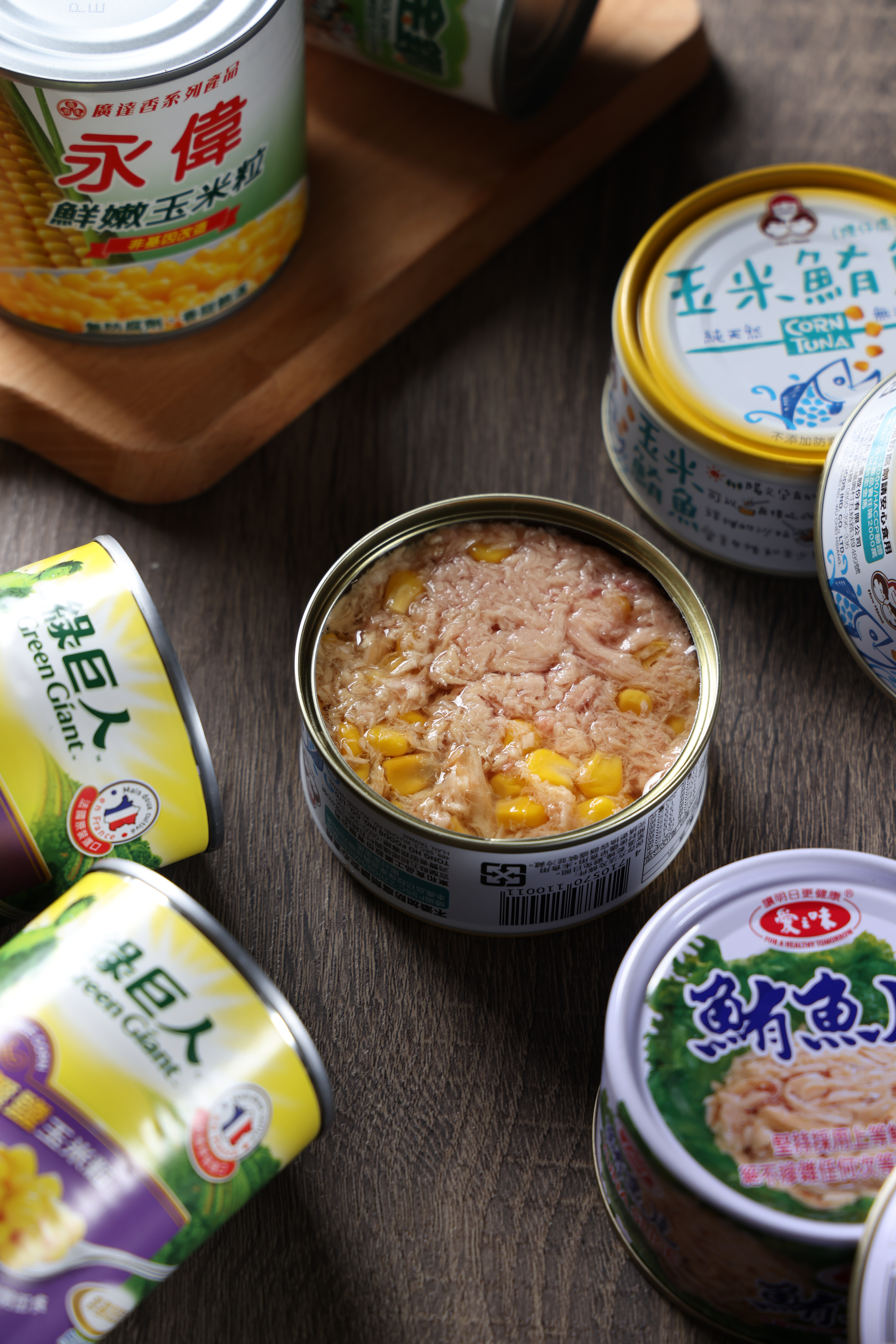 市售的鮪魚和玉米罐頭營養豐富，甚至還有直接結合兩者的產品，用起來非常方便。