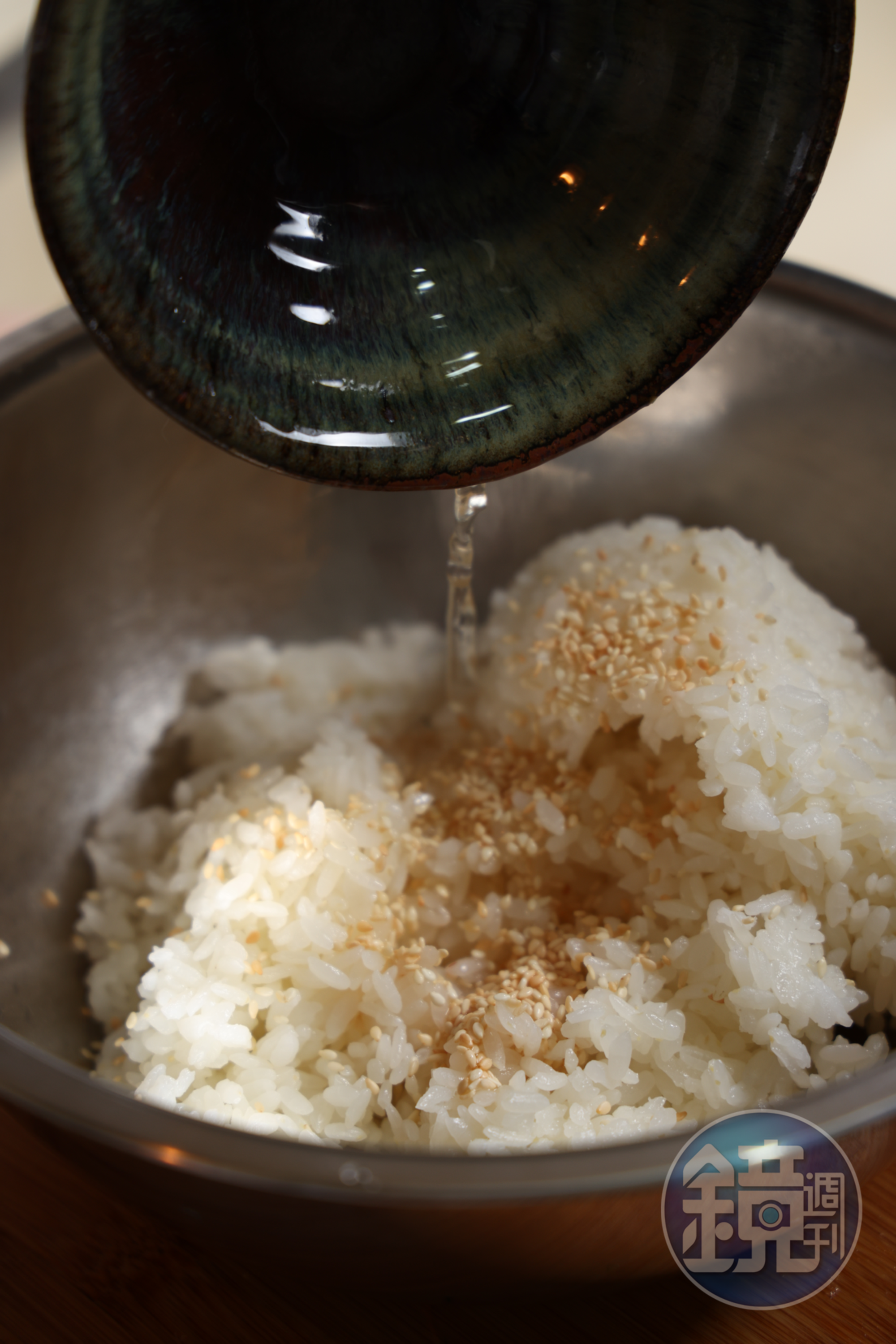 如果不喜歡醋飯的味道，也可以直接在飯中拌入少許香油和芝麻取代。