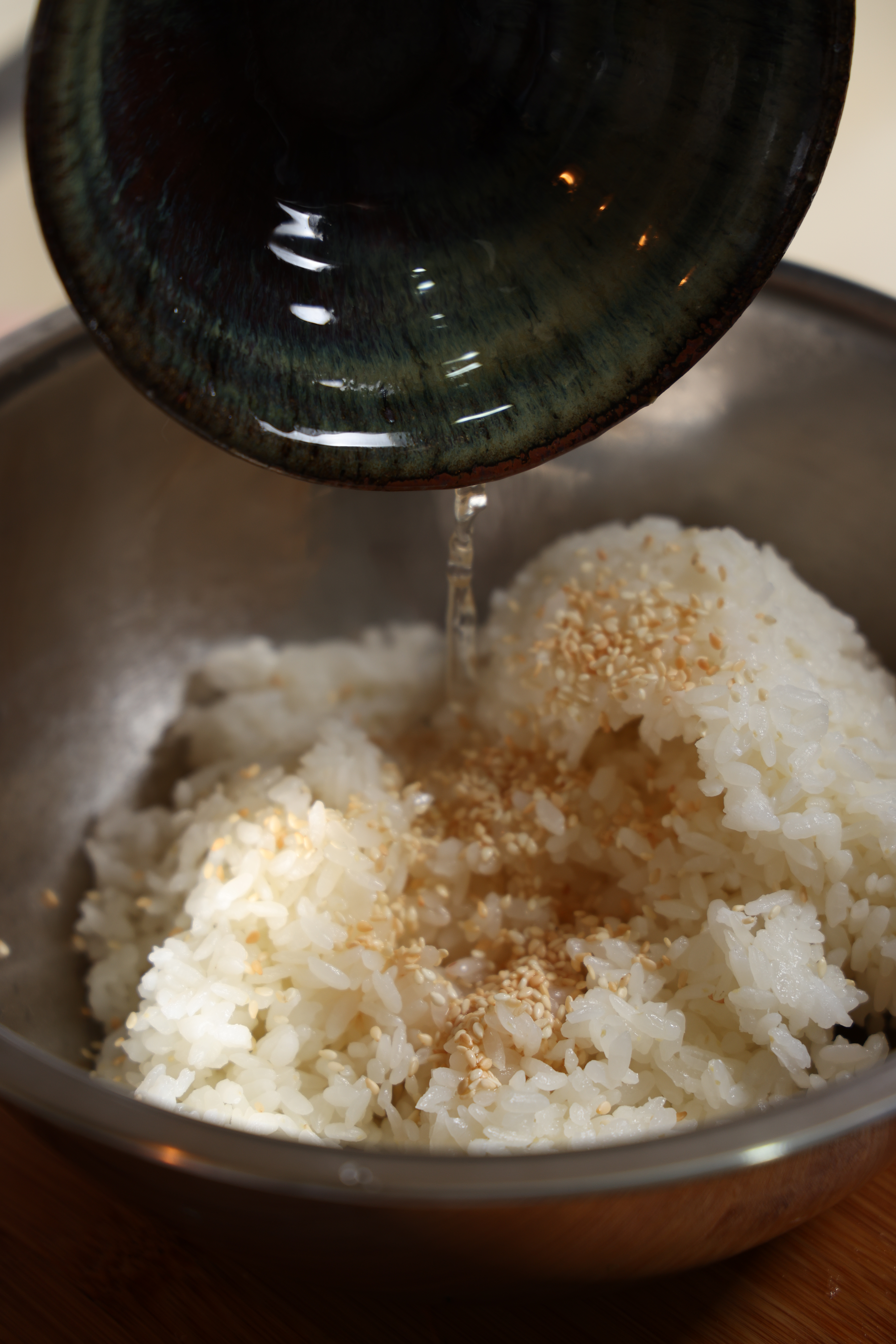 如果不喜歡醋飯的味道，也可以直接在飯中拌入少許香油和芝麻取代。