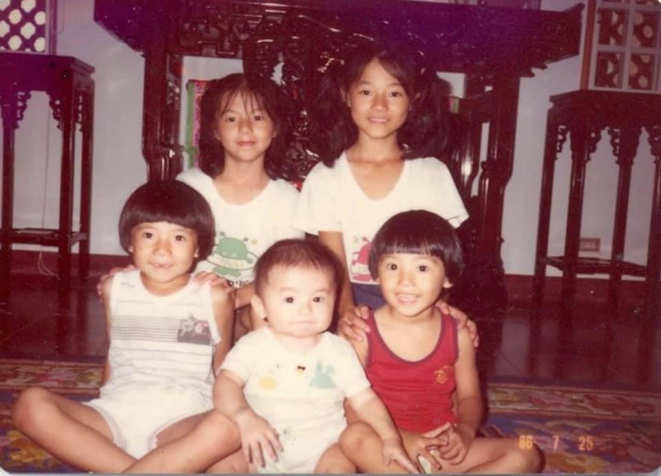 李國毅（前中）曬幼時與四個姐姐的合照，宛如麵包超人的臉型特別突出。（翻攝自李國毅臉書）