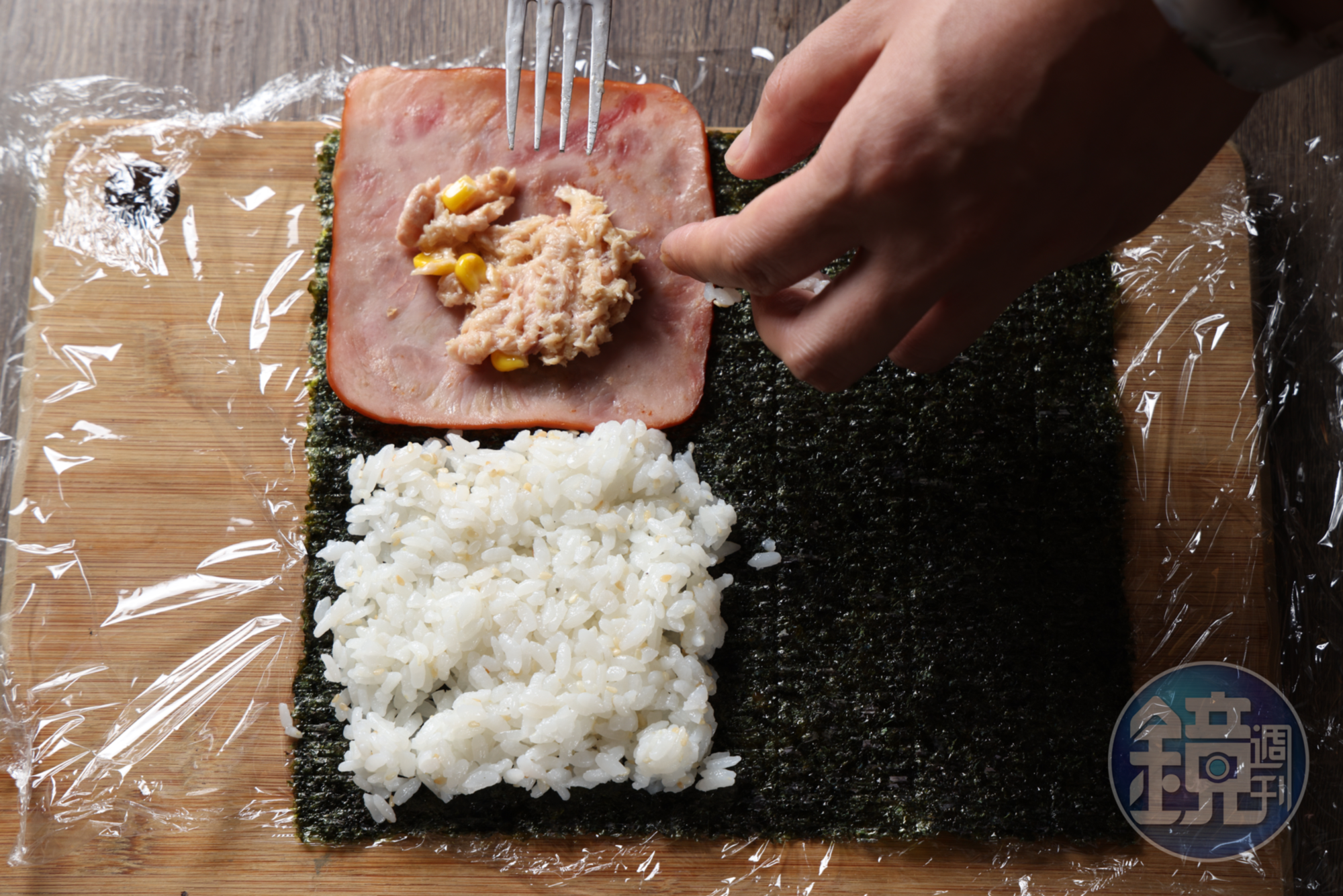 第一層先鋪滿醋飯，再依序放上自己喜歡的食材。