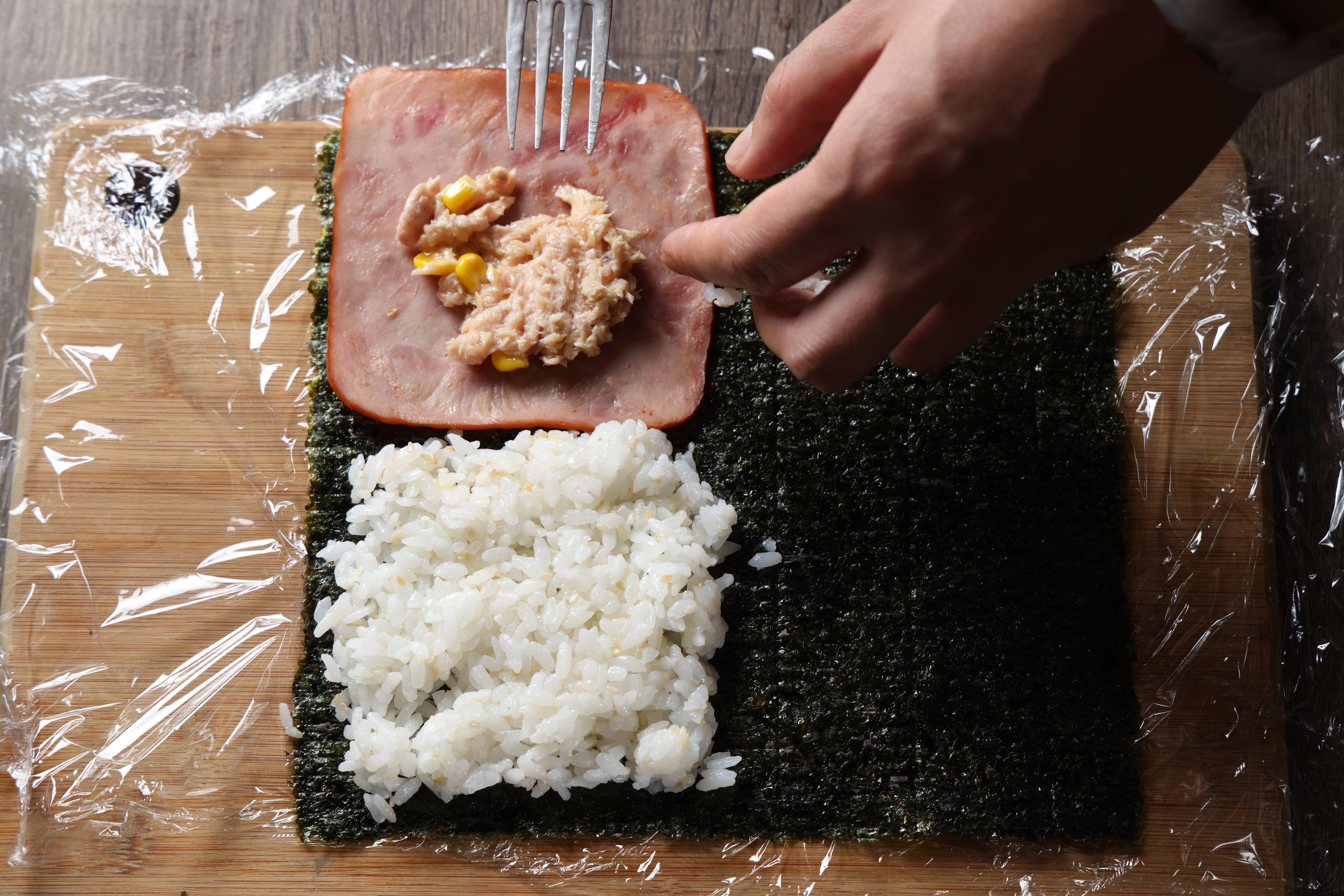 第一層先鋪滿醋飯，再依序放上自己喜歡的食材。