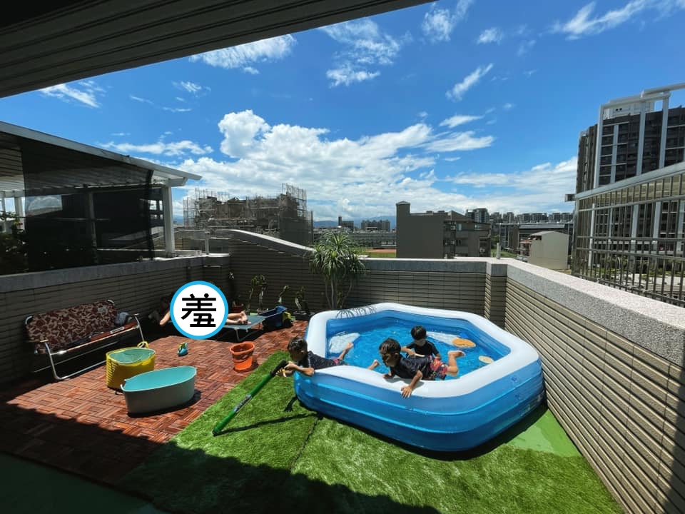 原PO分享疫情期間家庭戲水照，網友注意力卻落在曬日光浴的人妻身上。（翻攝自臉書社團「Costco好市多 商品經驗老實說」）