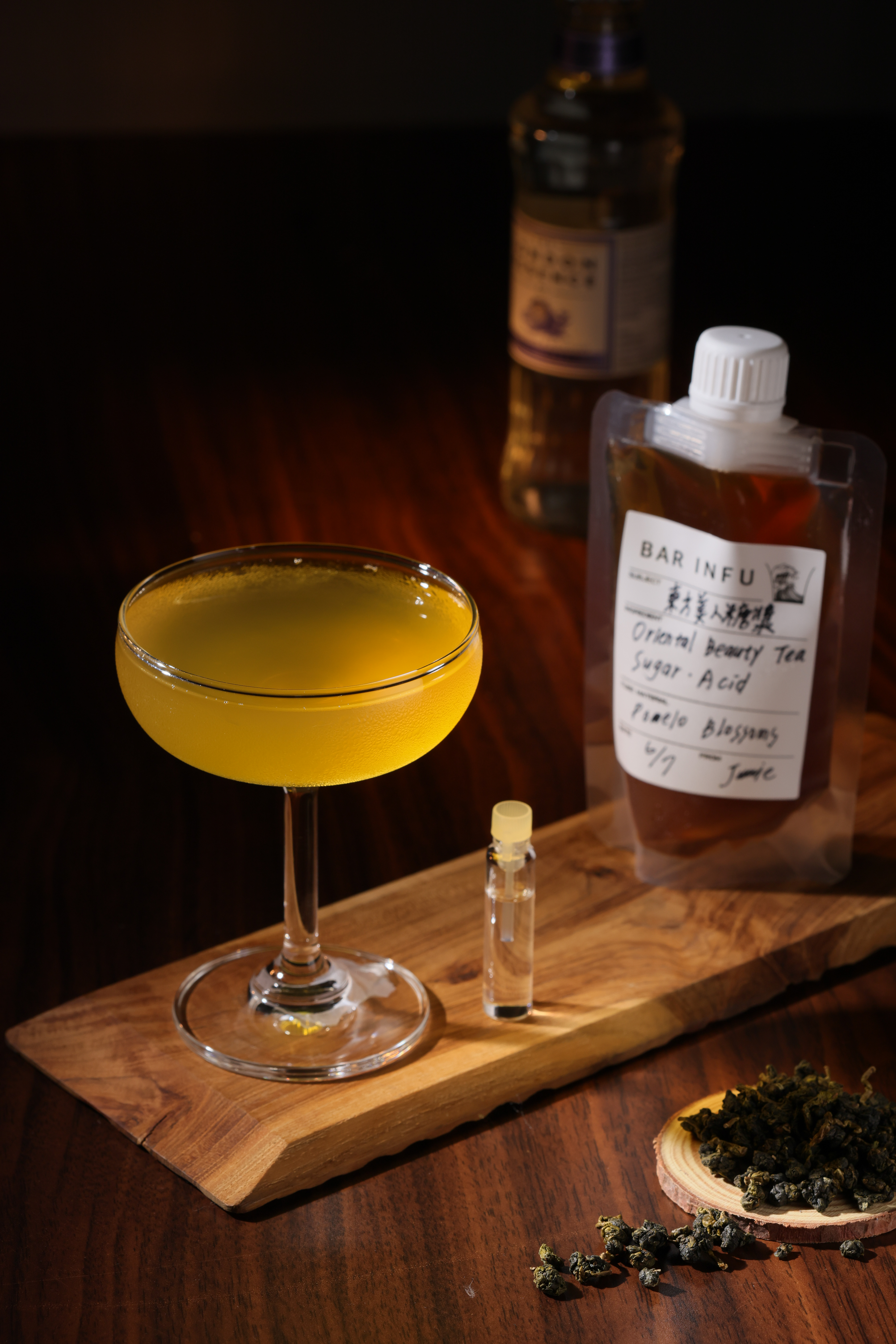 「BAR INFU」的「東方美人風味糖漿」將茶葉的蜜感與清新融入杯中，加上隨附的柚花水，香氣更添層次。
