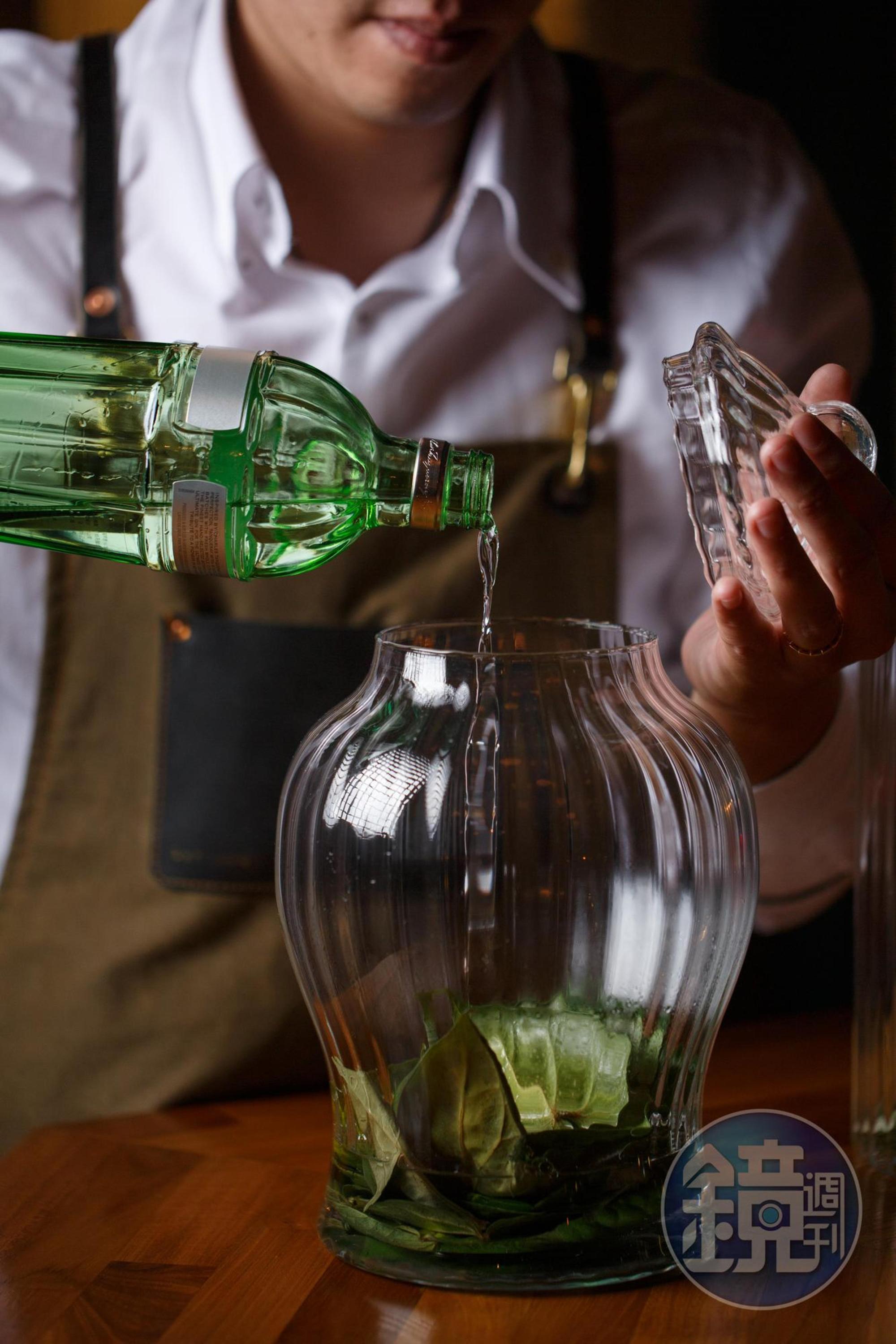 BAR INFU的店內調飲都是利用浸漬酒鋪陳香氣,但為了合法銷售,這波防疫調飲包皆採用無酒精的風味糖漿。(葉琳喬攝)
