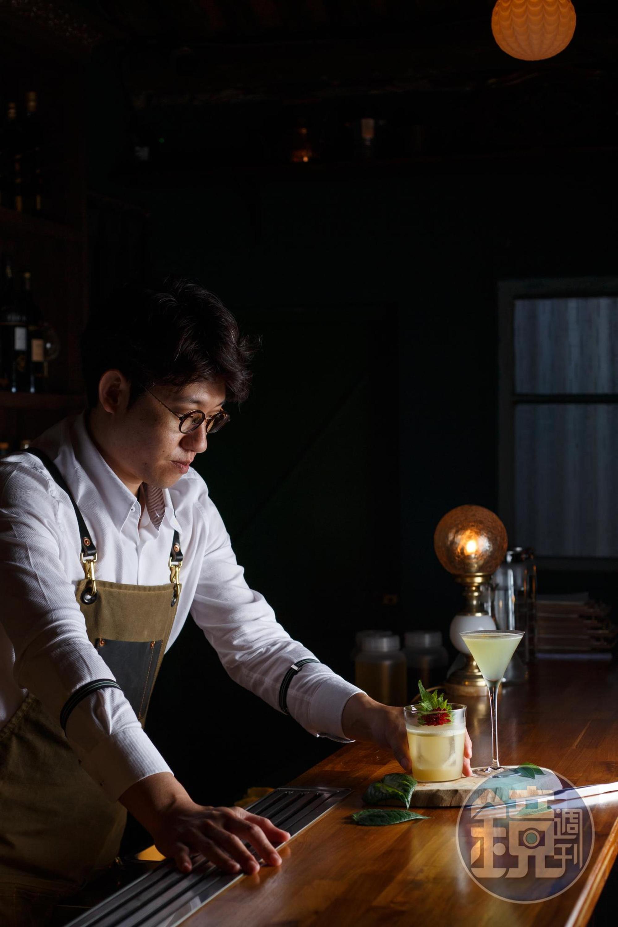 「BAR INFU」是台南人氣酒吧,主人林裕澄(Benjamin)專注於用調酒演繹台灣風味。(葉琳喬攝)