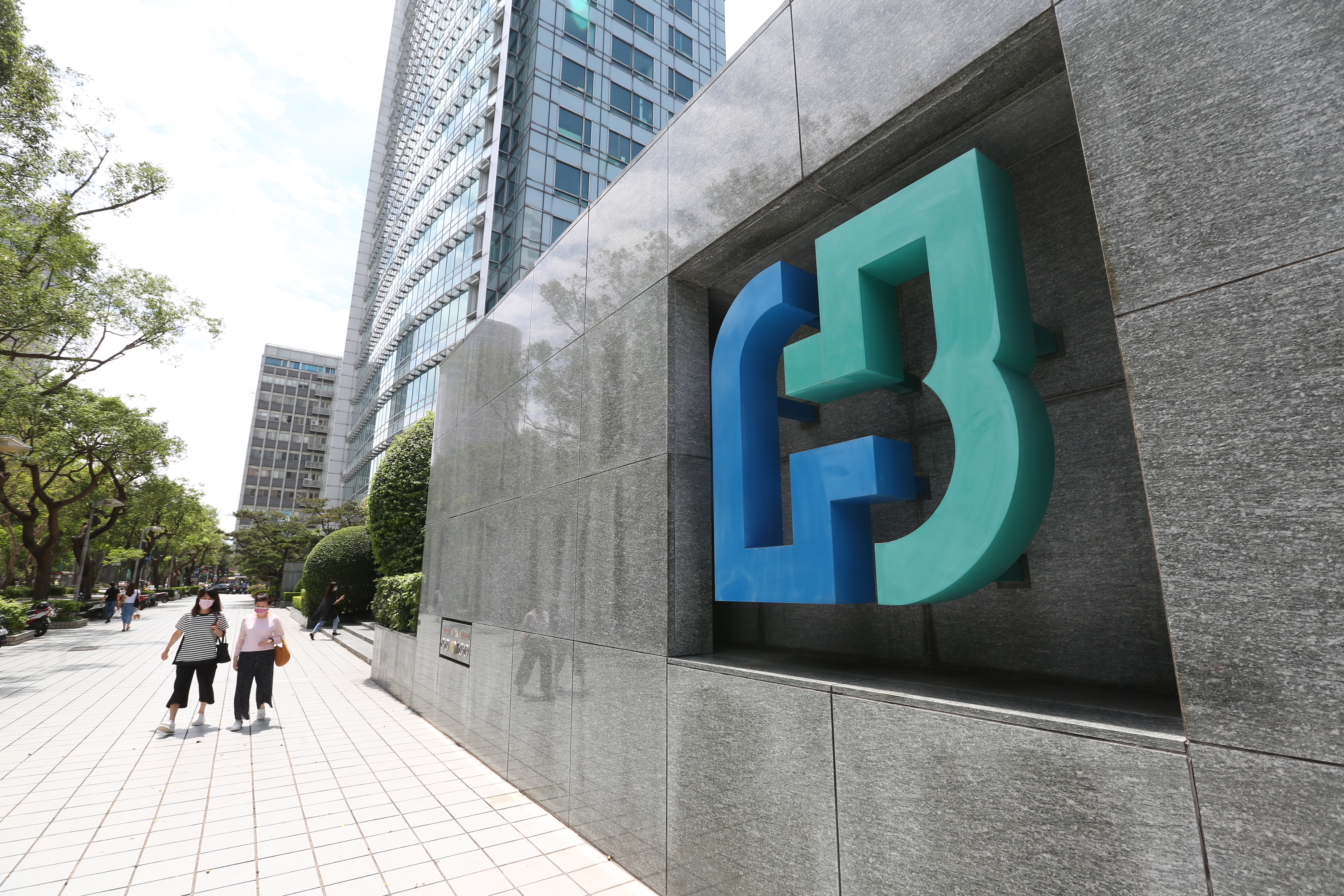 金融股獲利王富邦金5月獲利較前月衰退近2成，專家認為這僅為短暫現象，對長期影響不大。（本刊資料照）