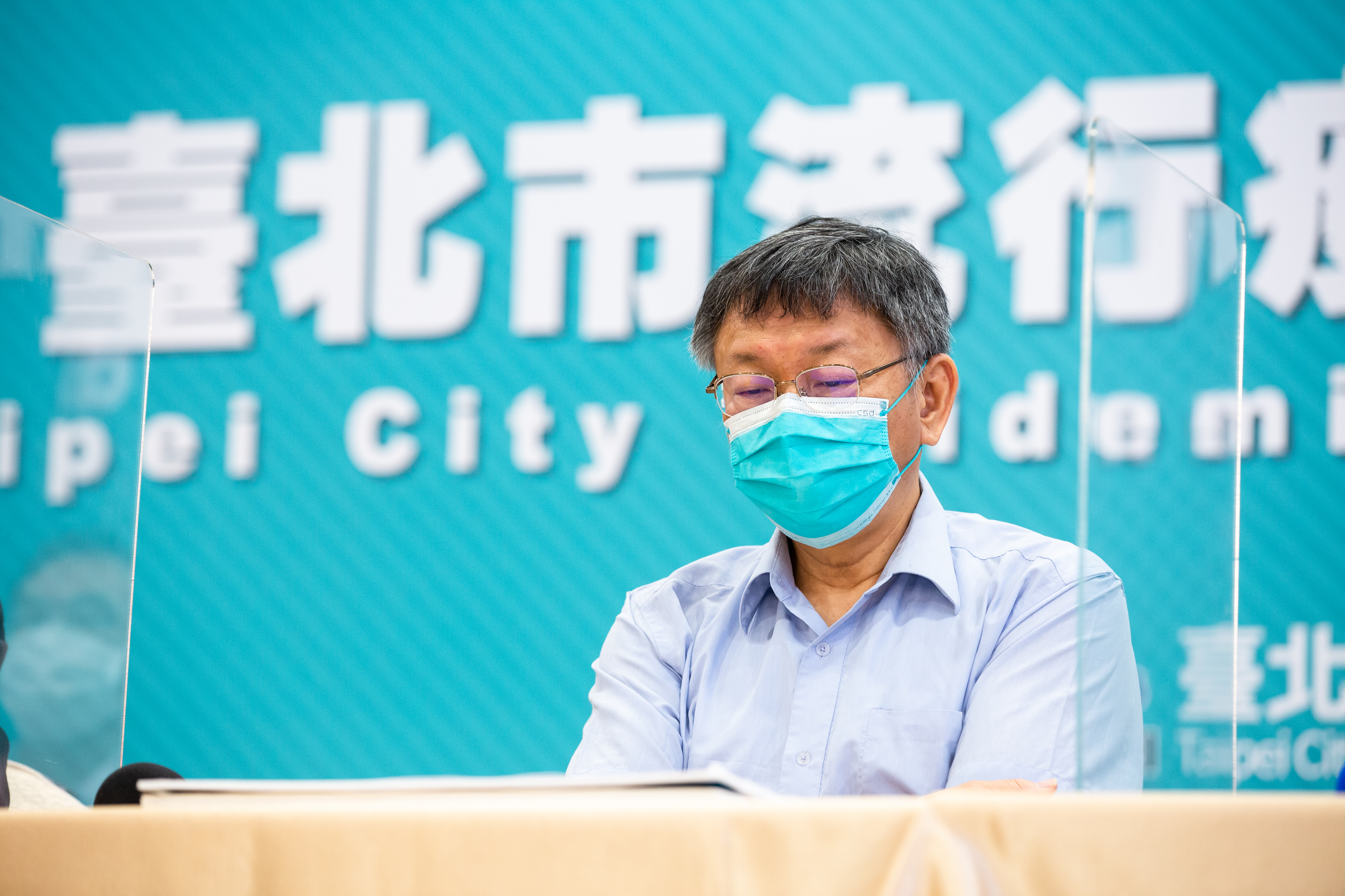 柯文哲日前爆料,指控立委高嘉瑜有替禾馨醫療疑似關說「喬疫苗」,他今天坦言,在這件事曝光前就已先致電給高嘉瑜。(北市防疫指揮中心提供)