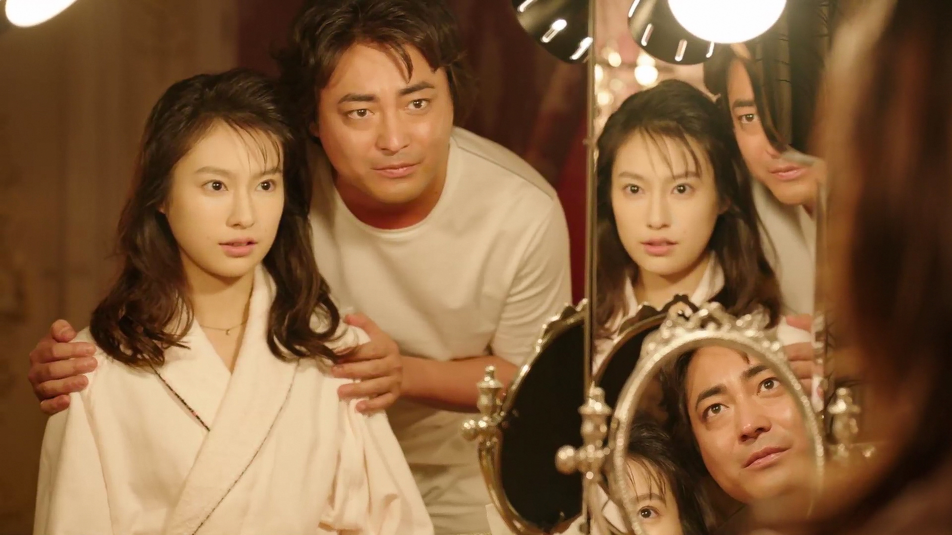 恒松祐里(左)飾演AV女優乃木真梨子,在《AV帝王 第2季》中和山田孝之有不少親熱戲。(Netflix提供)
