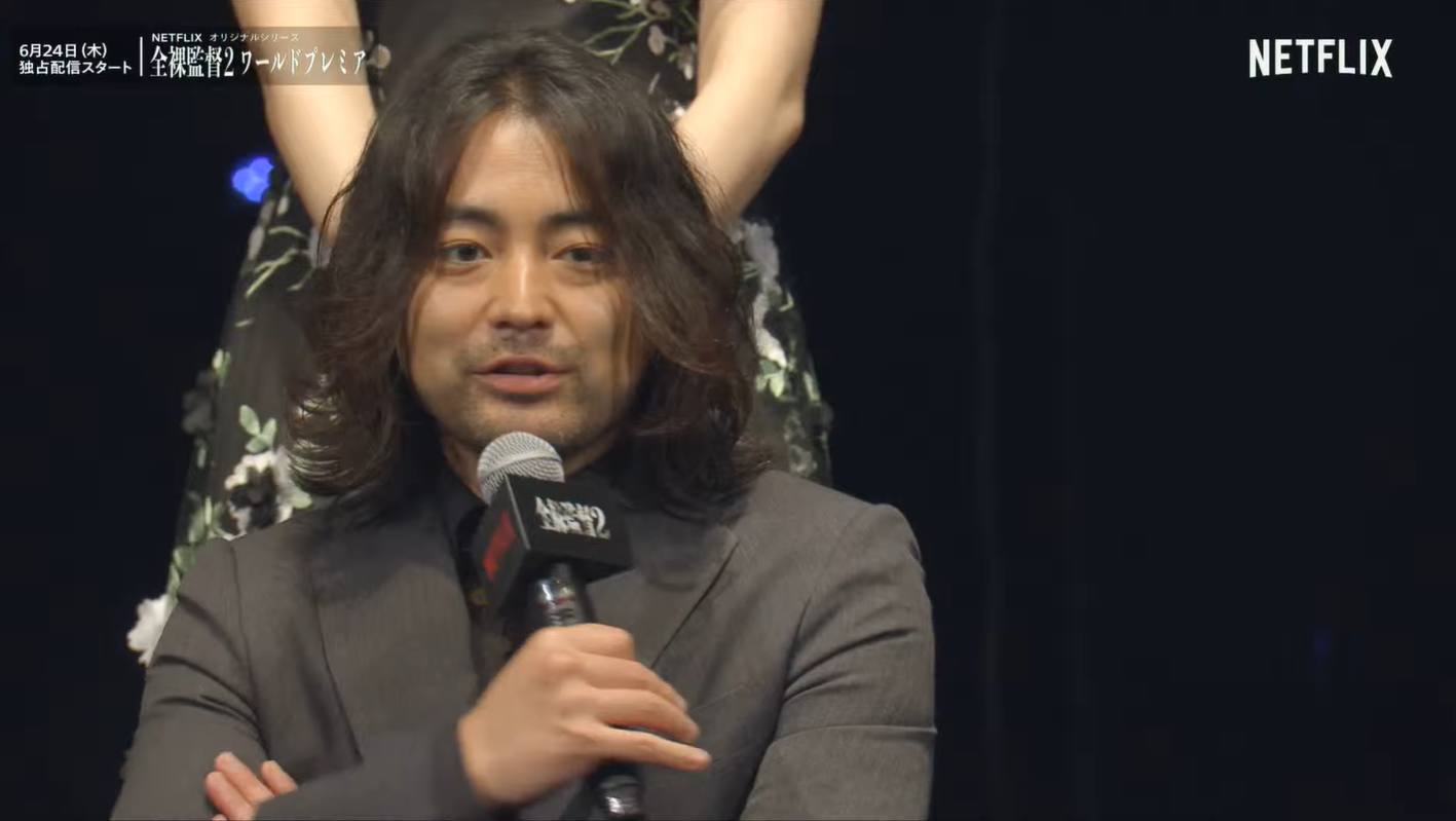 山田孝之遭爆拍《AV帝王 第2季》前一天曬黑又曬傷，邊拍床戲邊喊痛。（翻攝自直播畫面）