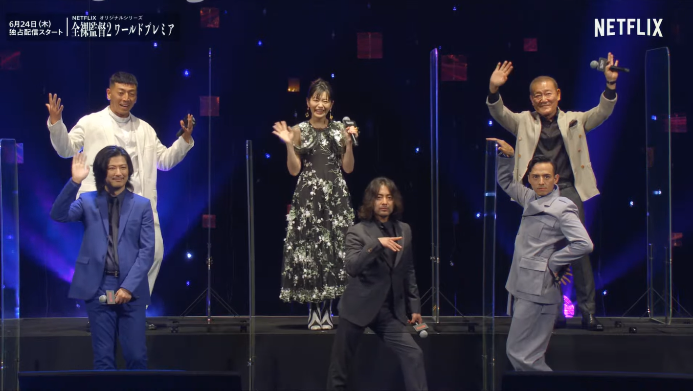 山田孝之(前排中)搞怪做出奇怪姿勢,一旁的滿島真之介(前排右)也跟著搞笑。(翻攝自直播畫面)