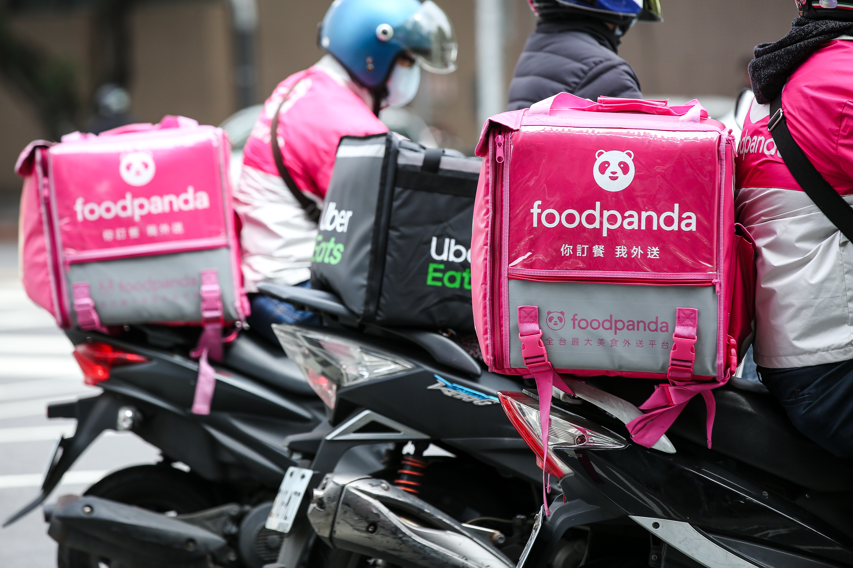 第三級防疫警戒延長，不少民眾的飲食需求都靠著辛苦的外送員們。（本刊資料照）