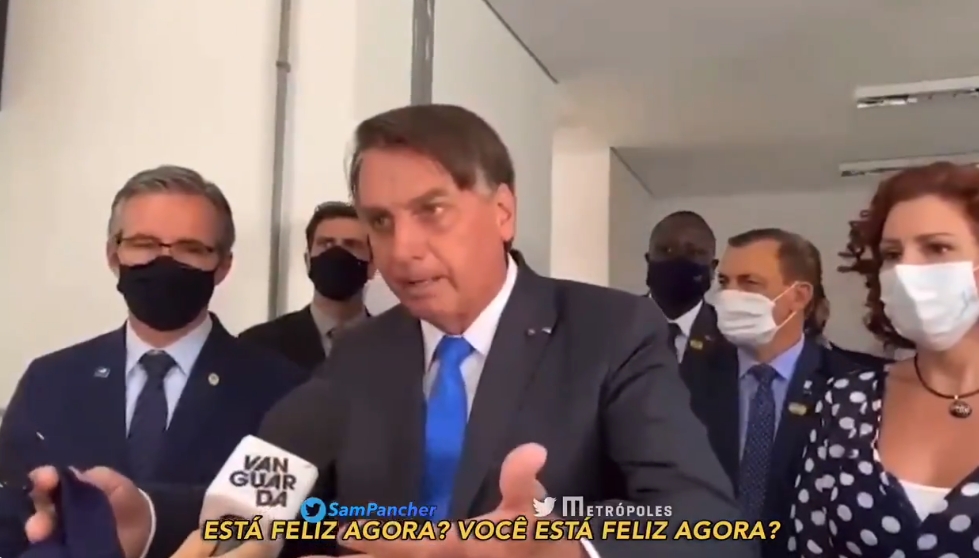 巴西總統被指沒確實戴好口罩，暴走對記者開嗆。（翻攝自@Metropoles推特）