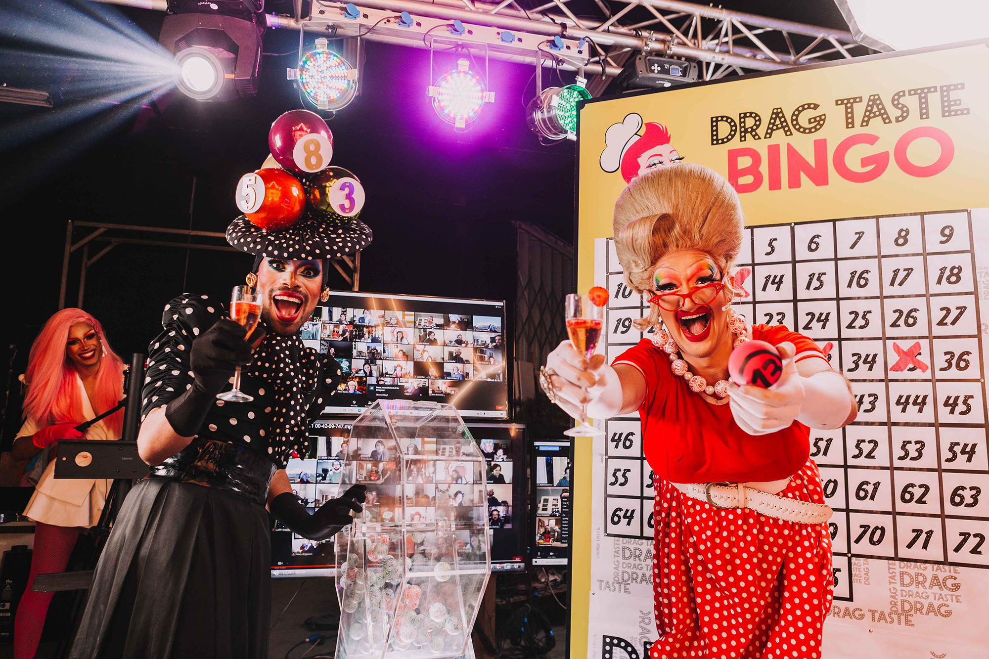 最快融入「變裝皇后」線上賓果遊戲的體驗方式，是邊喝調酒「桑格利亞 Sangria」邊玩。（Airbnb提供）