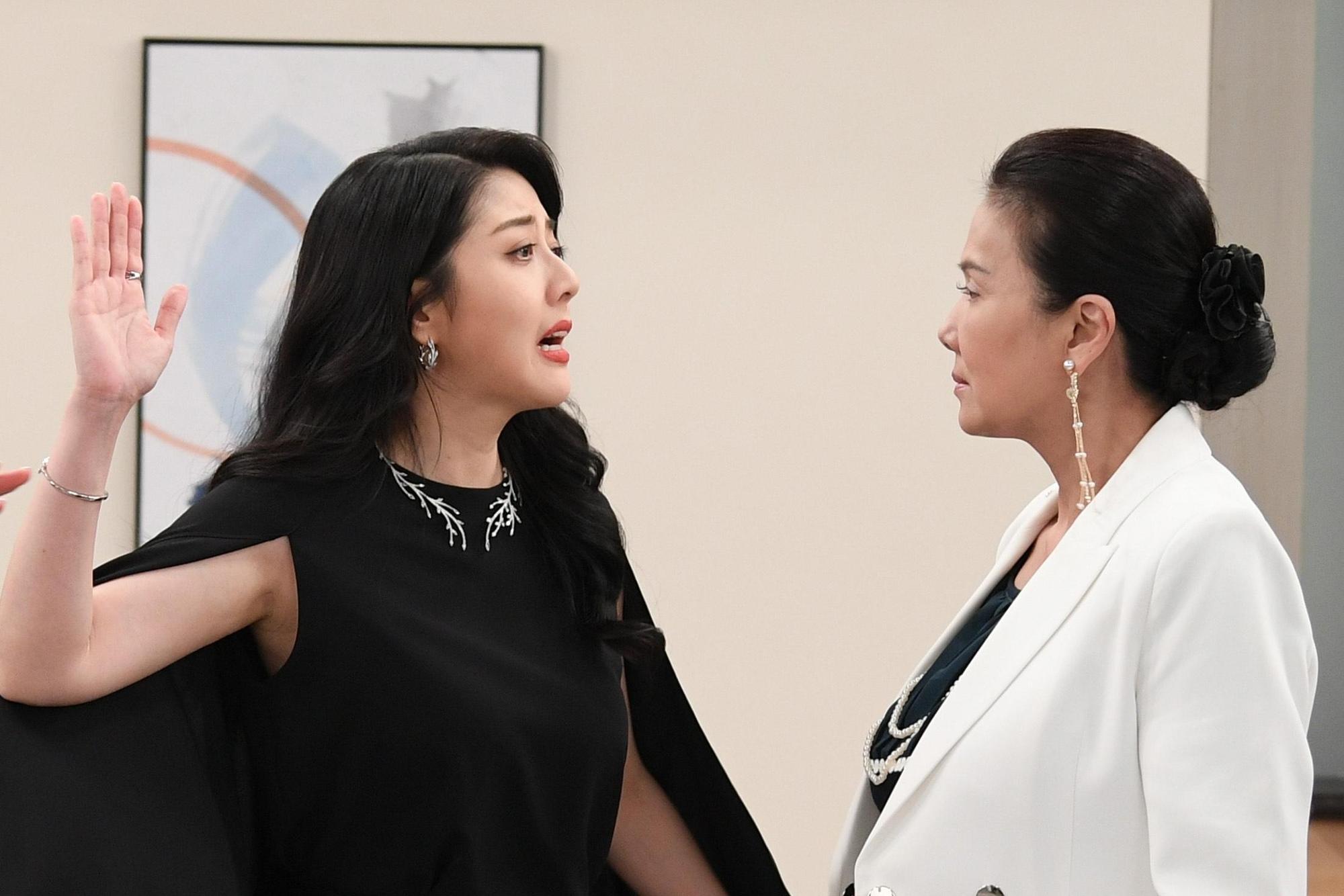 韓瑜(左)與丁國琳(右)在《天之驕女》互飆演技。(三立提供)