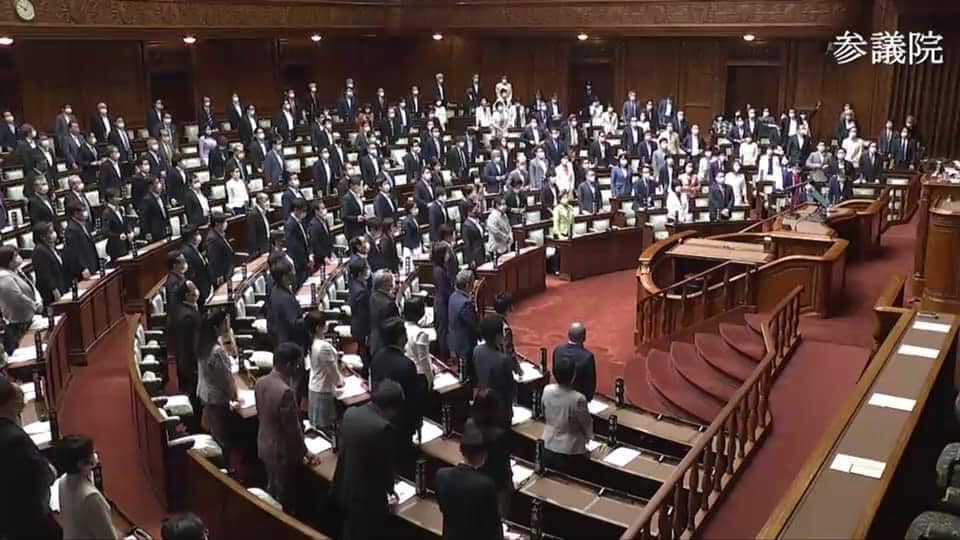 日本參議院日前全員起立要求日本政府在力挺台灣參與世界衛生大會上積極作為。(翻攝自謝長廷臉書)