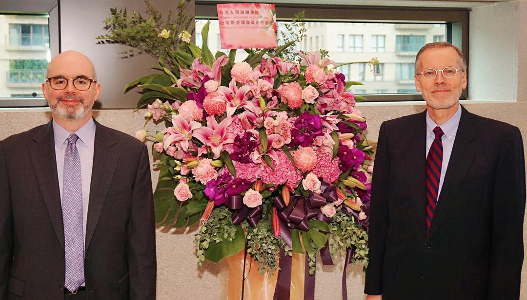 美國日前捐贈台灣250萬劑疫苗,對此台灣人也回送美國在台協會(AIT)花籃致謝;左為副處長谷立言、右為處長酈英傑。(翻攝自美國在台協會臉書)