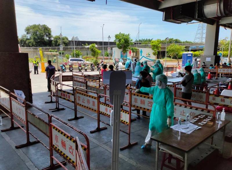 北市府派遣機動快篩隊至環南市場快篩。（北市府提供）