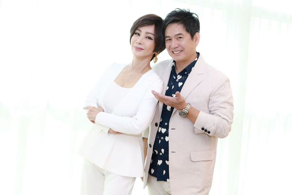 洪都拉斯（右）22日和陳美鳳（左）一起出席民視八點檔《黃金歲月》視訊記者會。（民視提供）