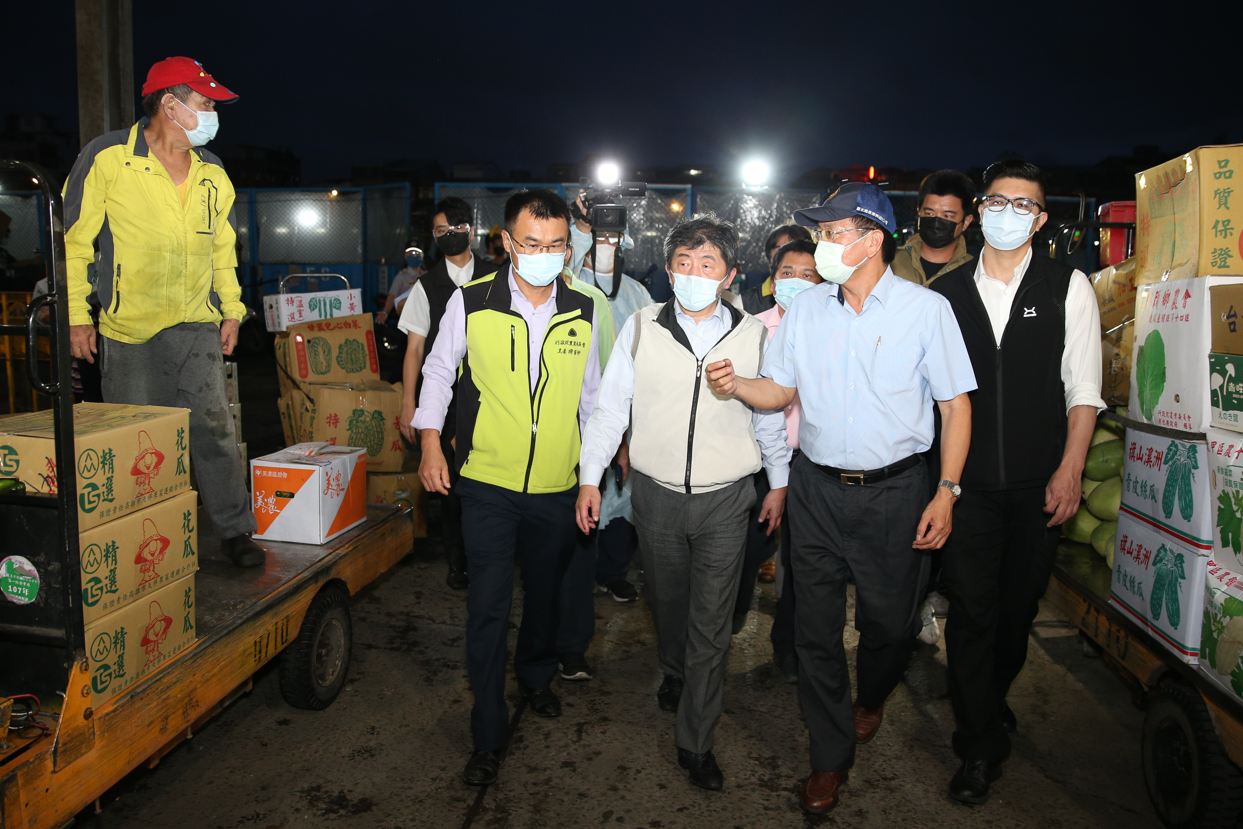 王必勝今日隨陳時中（中）、陳吉仲（左）於清晨4時前往視察北農第一市場、第二市場及新北市三重果菜市場；圖為萬大果菜市場。（指揮中心提供）