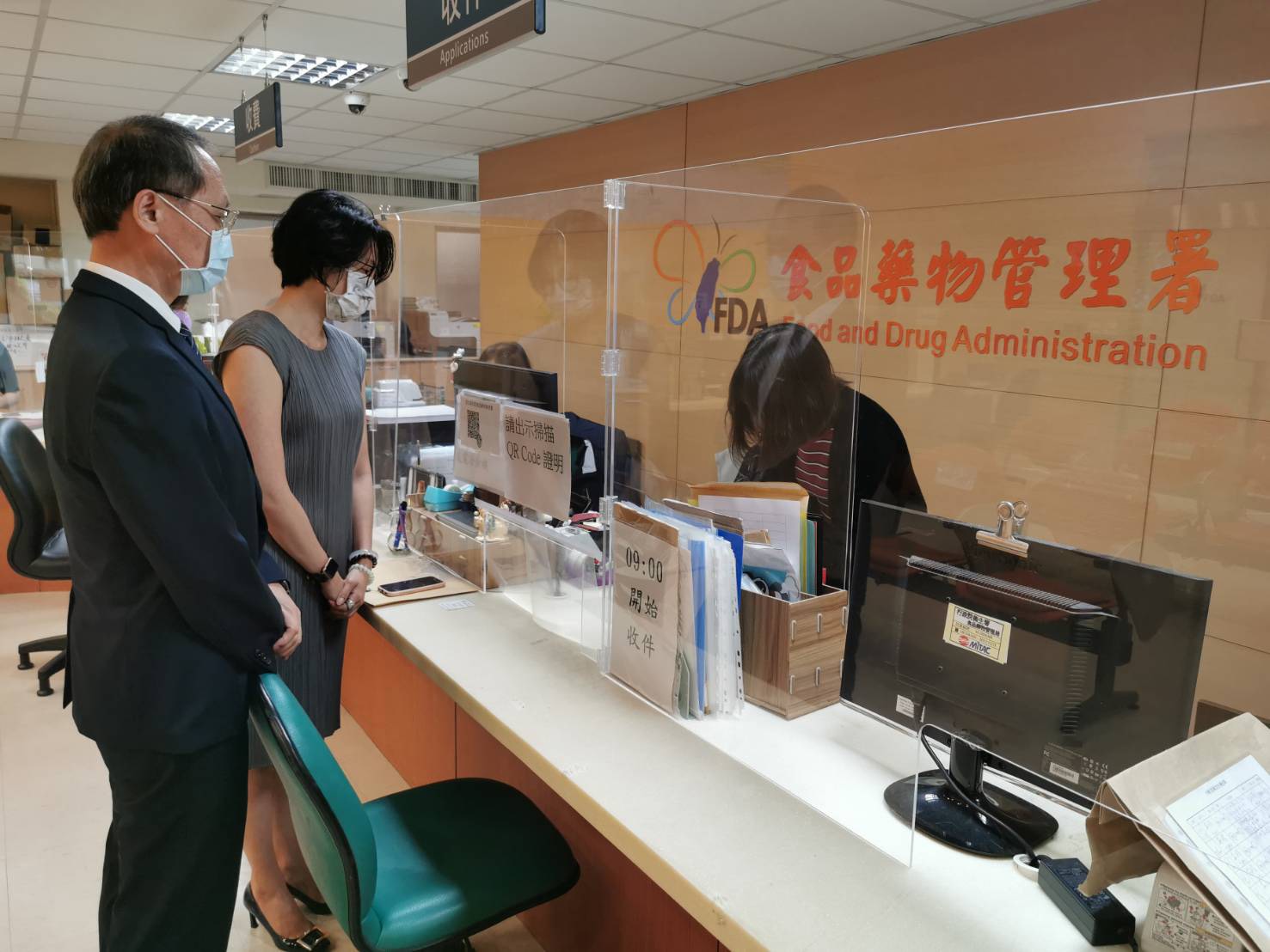 慈濟基金會今（23）日向食藥署遞件，申請進口500萬劑BNT疫苗。（慈濟提供）