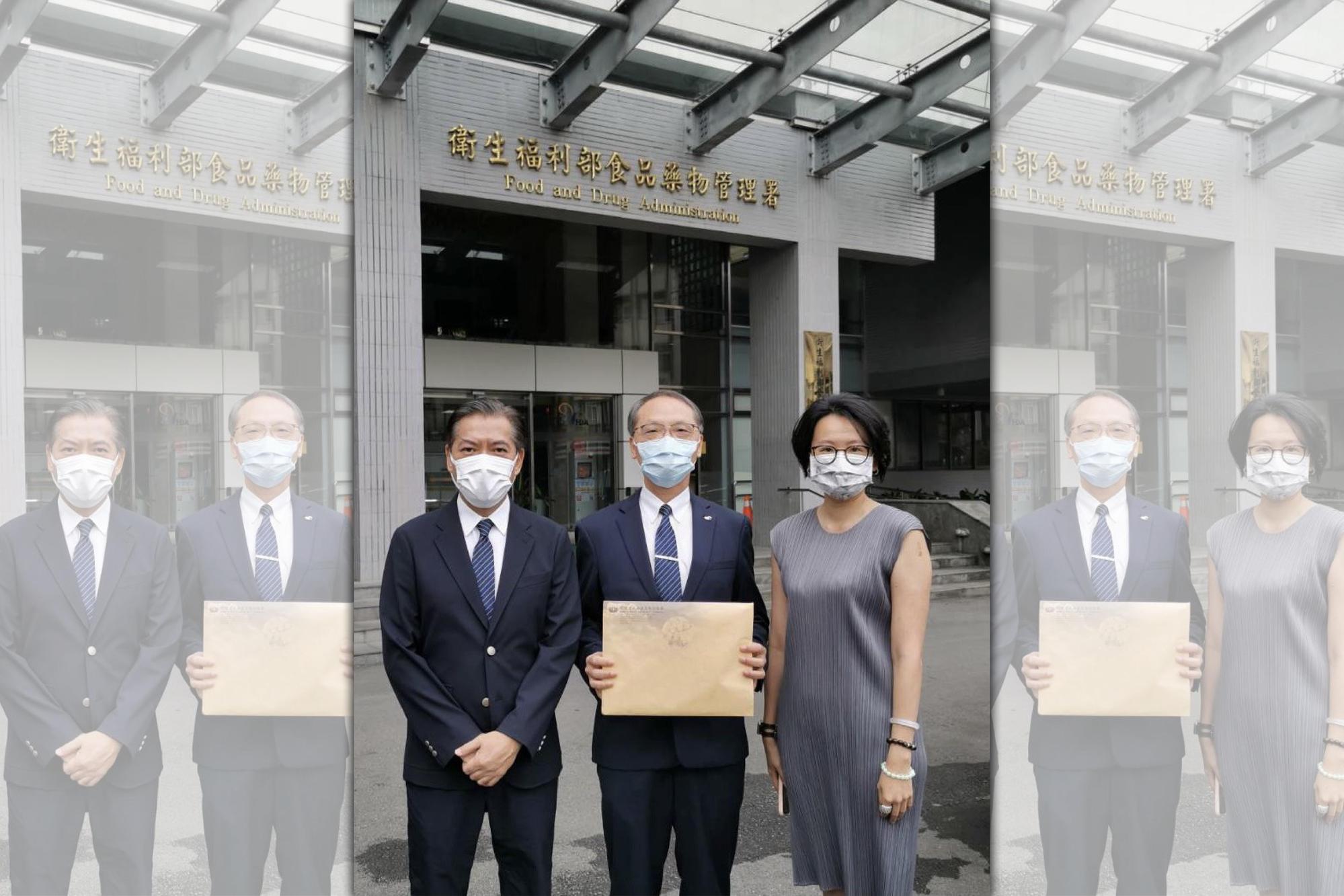 「慈濟基金會」執行長顏博文（中）、副執行何日生（左）及律師陳昱瑄到食藥署送件。（慈濟提供）