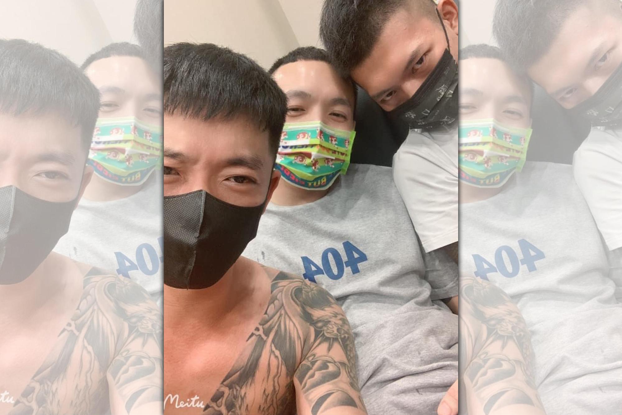 鳳梨(右)22日凌晨PO出和「天團成員」春風(中)的合照,讓不少網友暴動驚呼。(翻攝自鳳梨臉書)