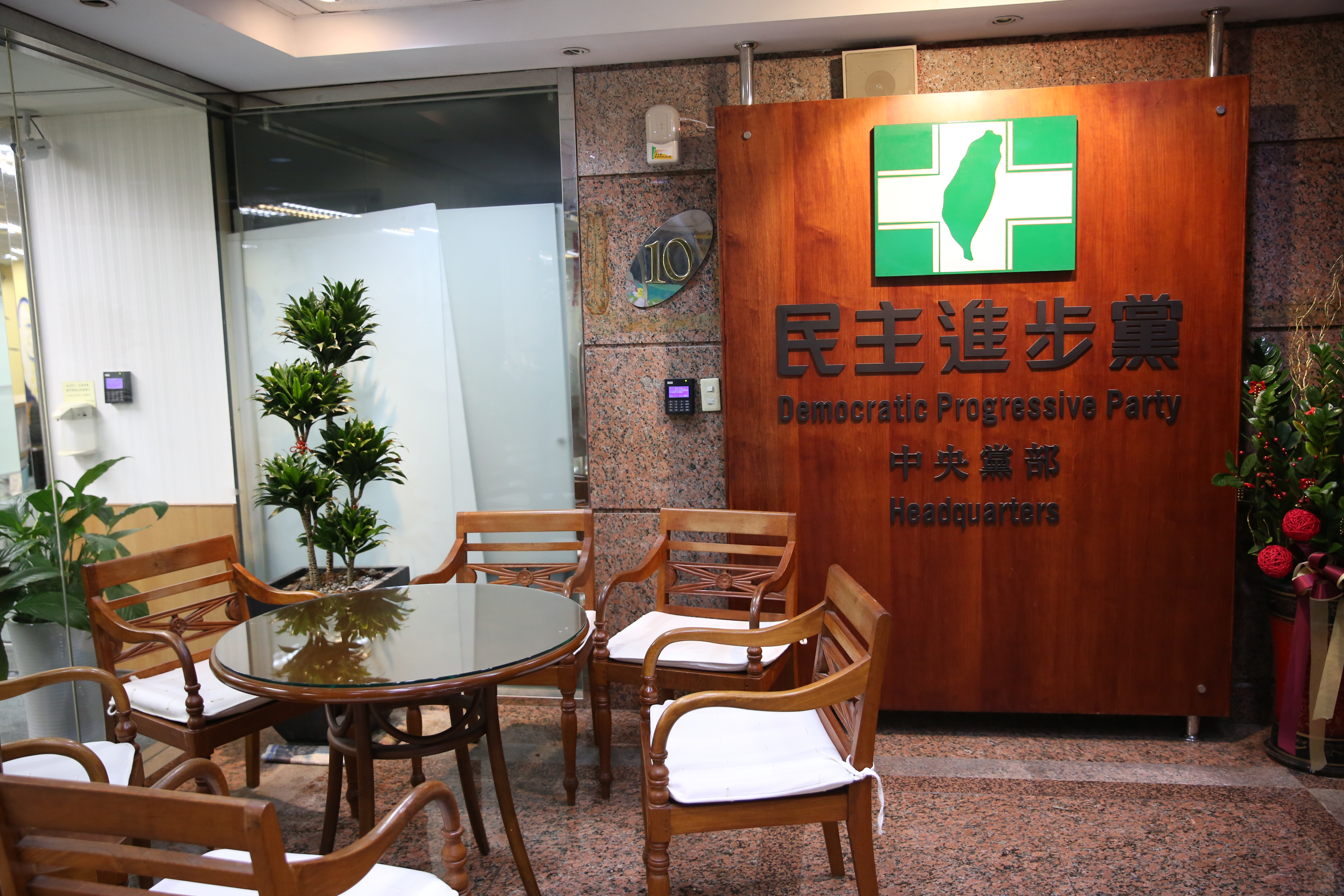 本刊接獲爆料，嘉義具黑道背景的蕭家班大哥級人士，透過網路申請成功加入民進黨。（本刊資料照）