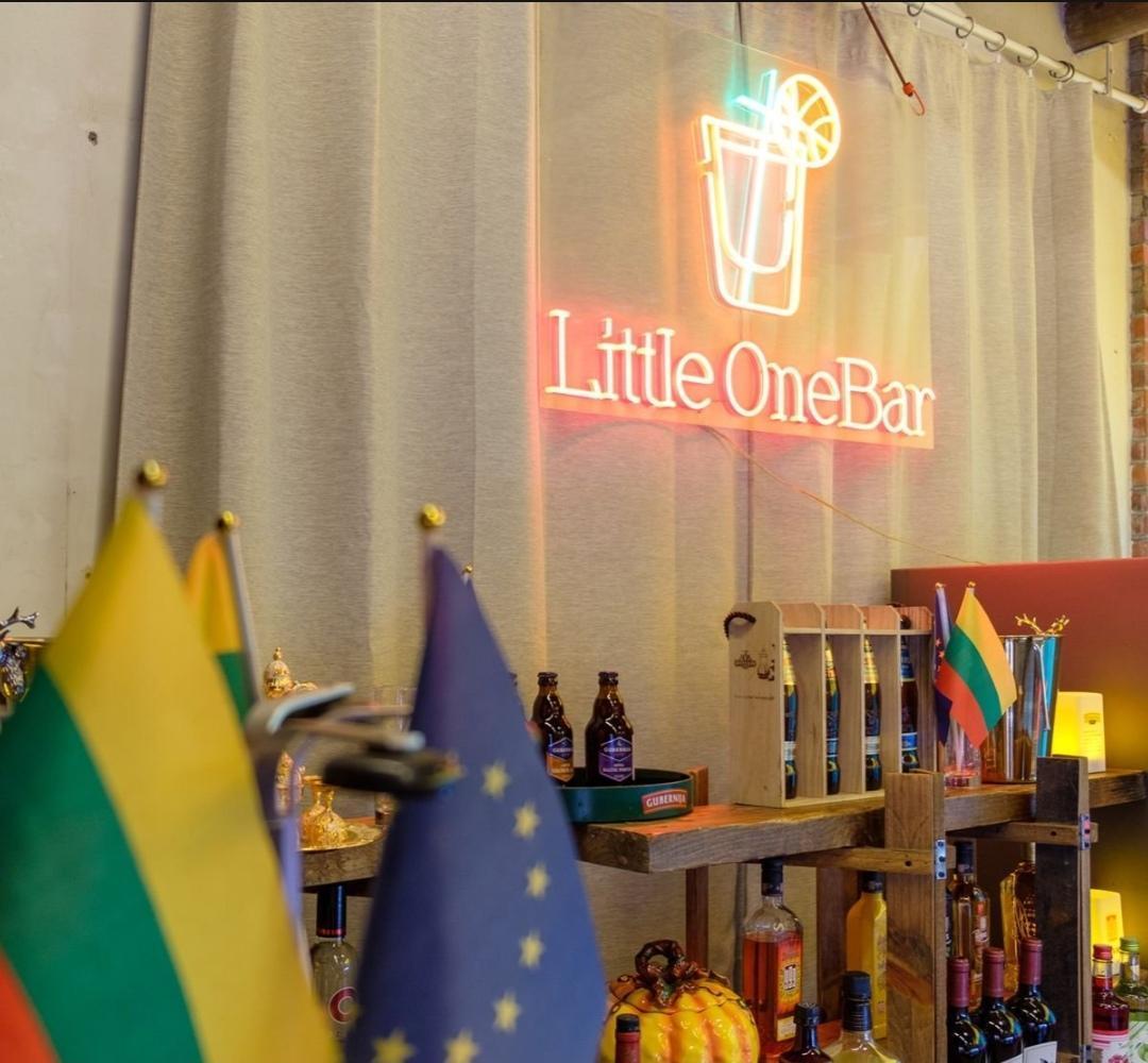 「Little-one Bar立陶宛小酒吧」的logo設計結合十字架、酒杯、與籃球，簡單描繪出立陶宛這個國家給人的印象。（Little-one Bar立陶宛小酒吧提供）