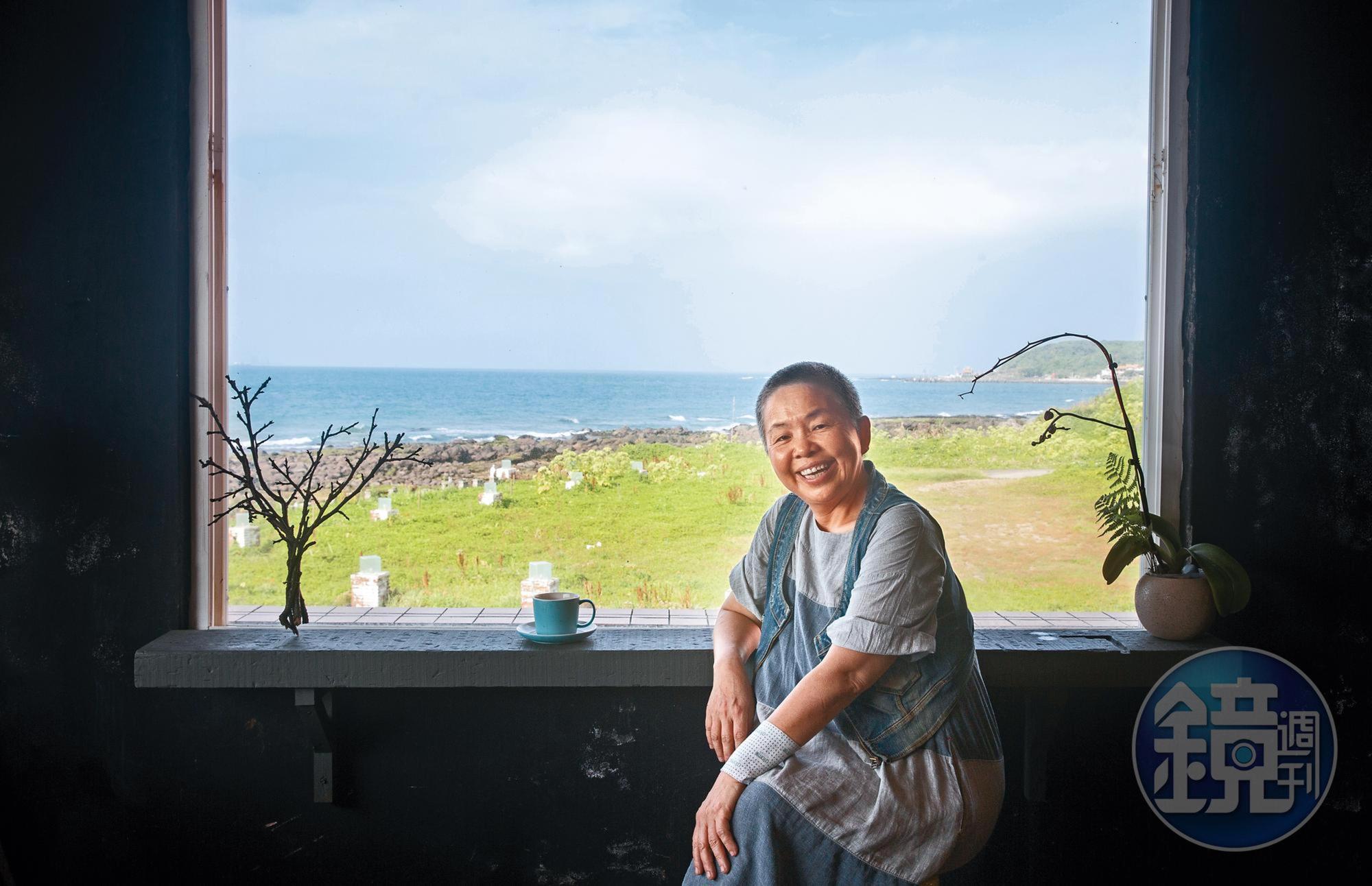 Janey在8年前將石門的荒廢老屋改成民宿咖啡館，所有的擺飾、傢俱都是撿來的，日前因為搬重物也扭傷了手。