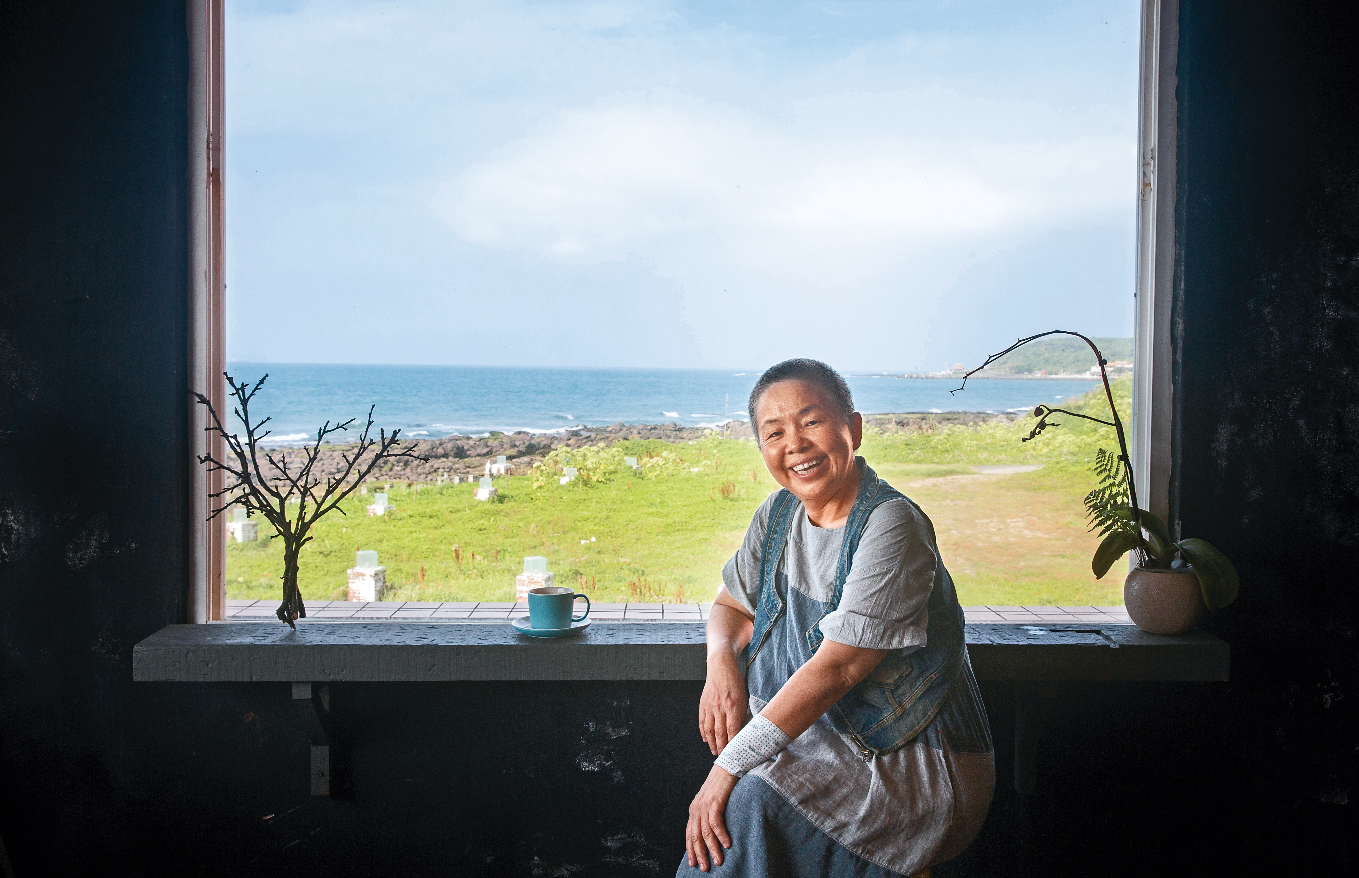 Janey在8年前將石門的荒廢老屋改成民宿咖啡館，所有的擺飾、傢俱都是撿來的，日前因為搬重物也扭傷了手。