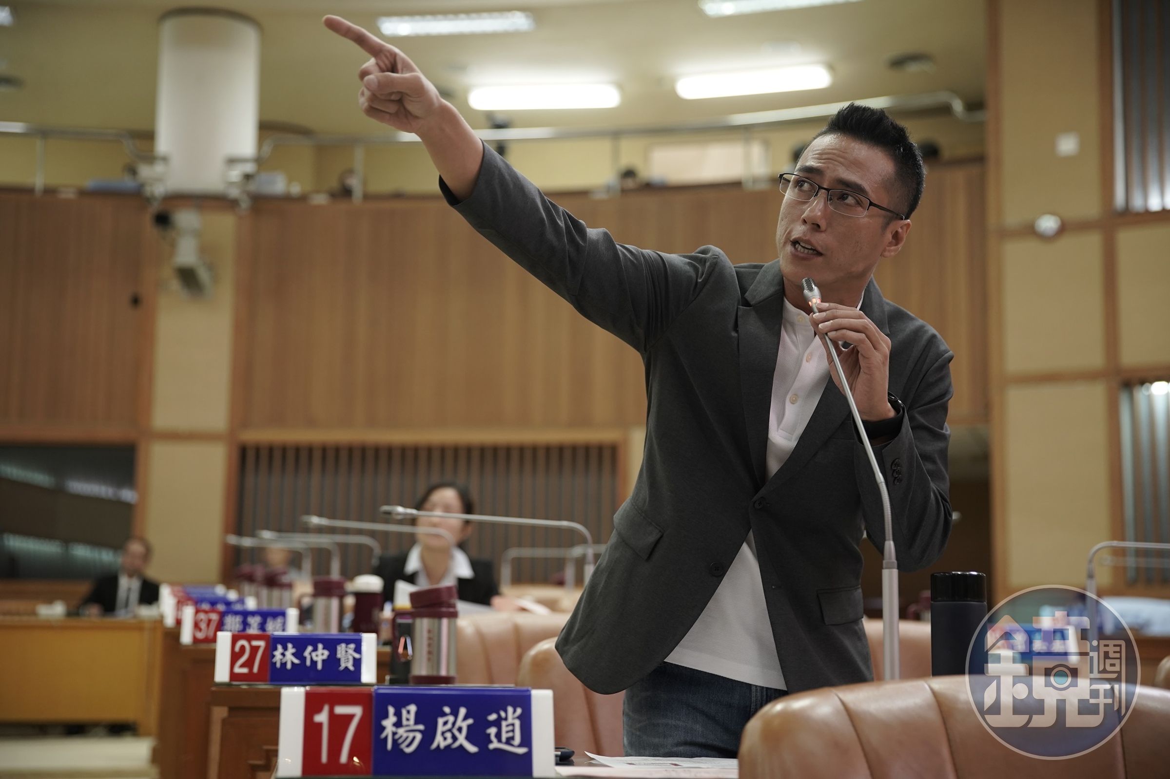 莊凱勛在劇中質詢時火力全開，過足戲癮。（CATCHPLAY提供）