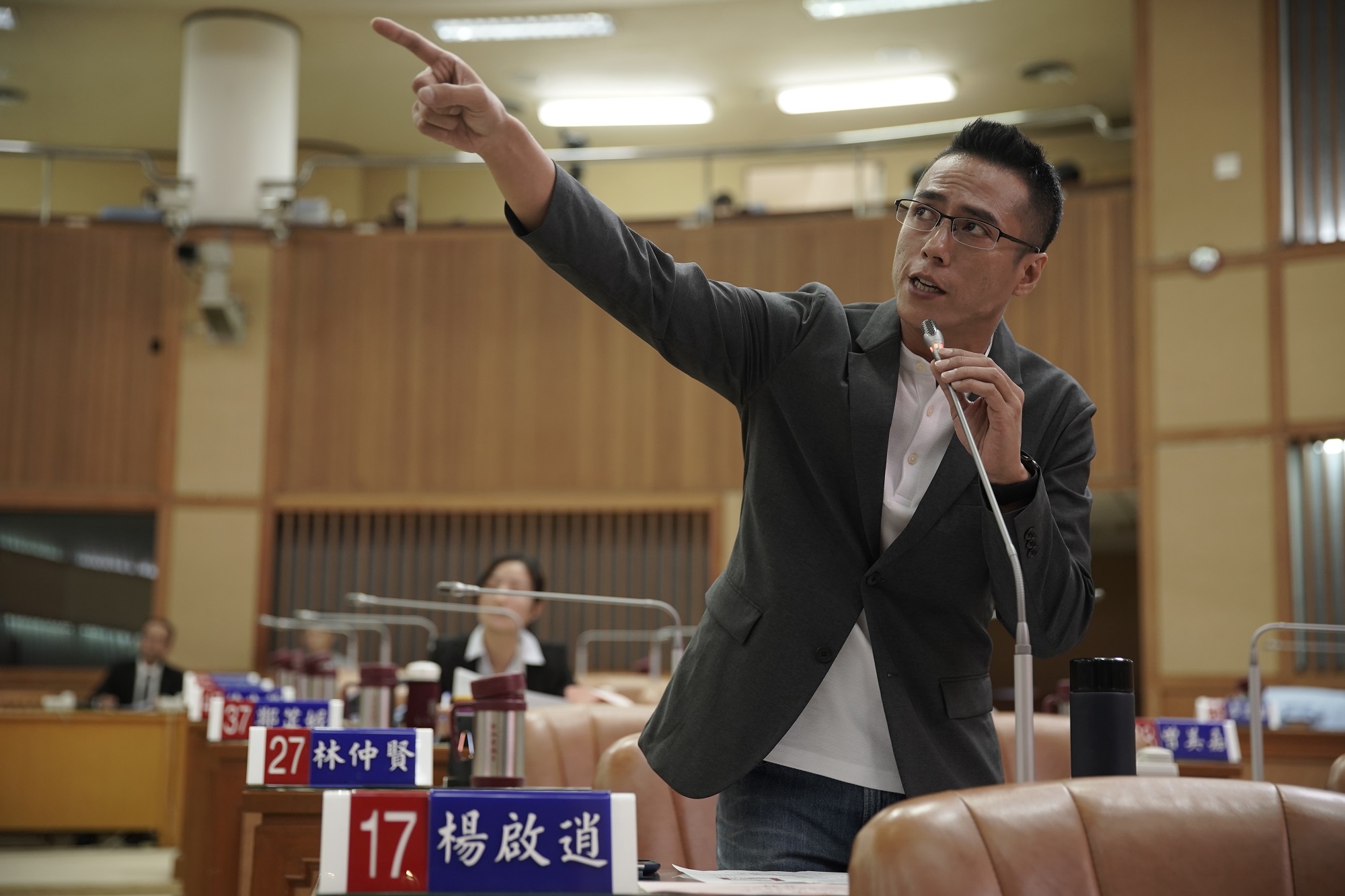 莊凱勛在劇中質詢時火力全開，過足戲癮。（CATCHPLAY提供）