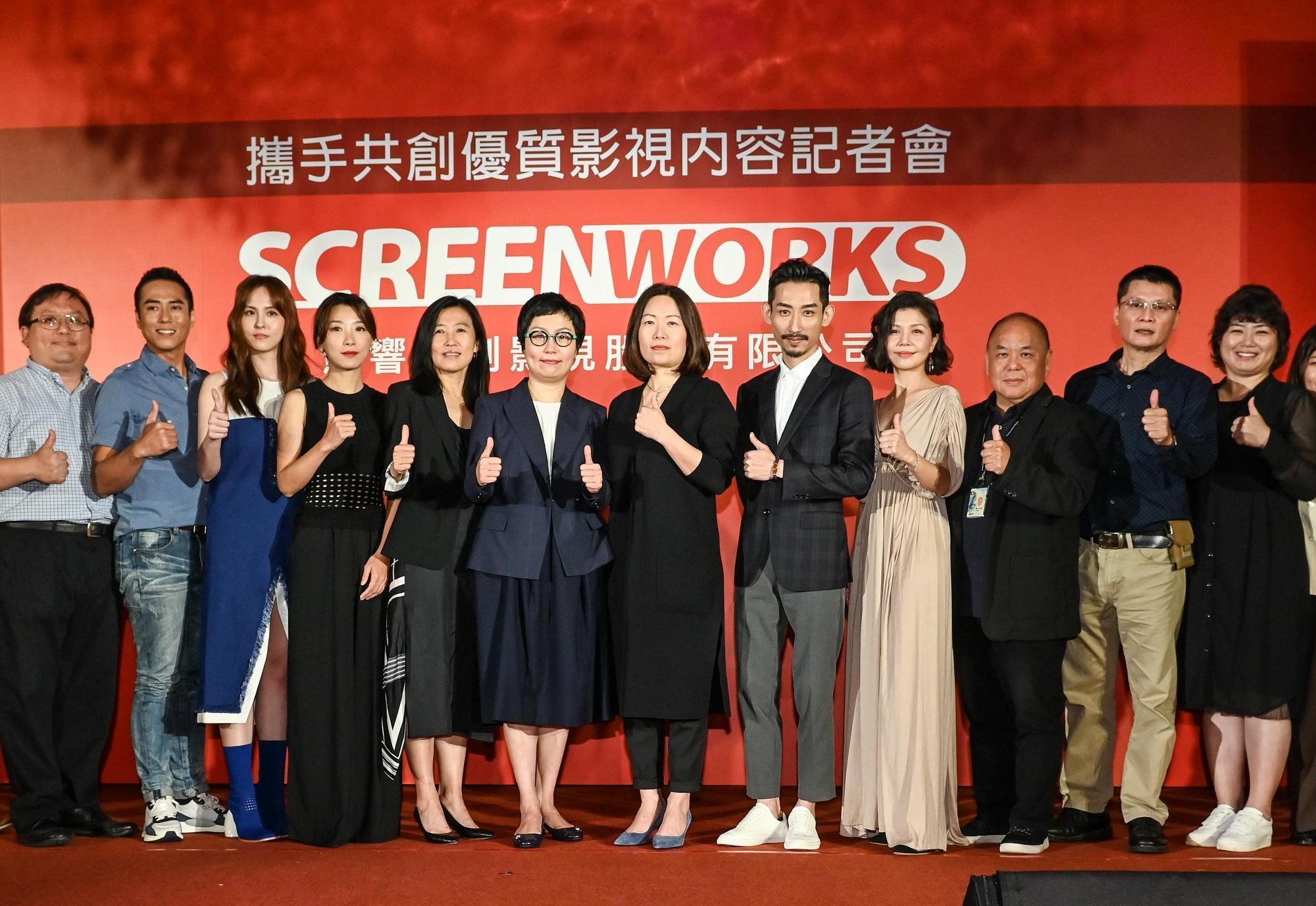 去年7月,文策院與CATCHPLAY宣布共投2億元成立「影響原創」。《塵沙惑》監製唐在揚(左一)、文策院董事長丁曉菁(左六)、CATCHPLAY執行長楊麗貞(左七)皆出席。(文策院提供)